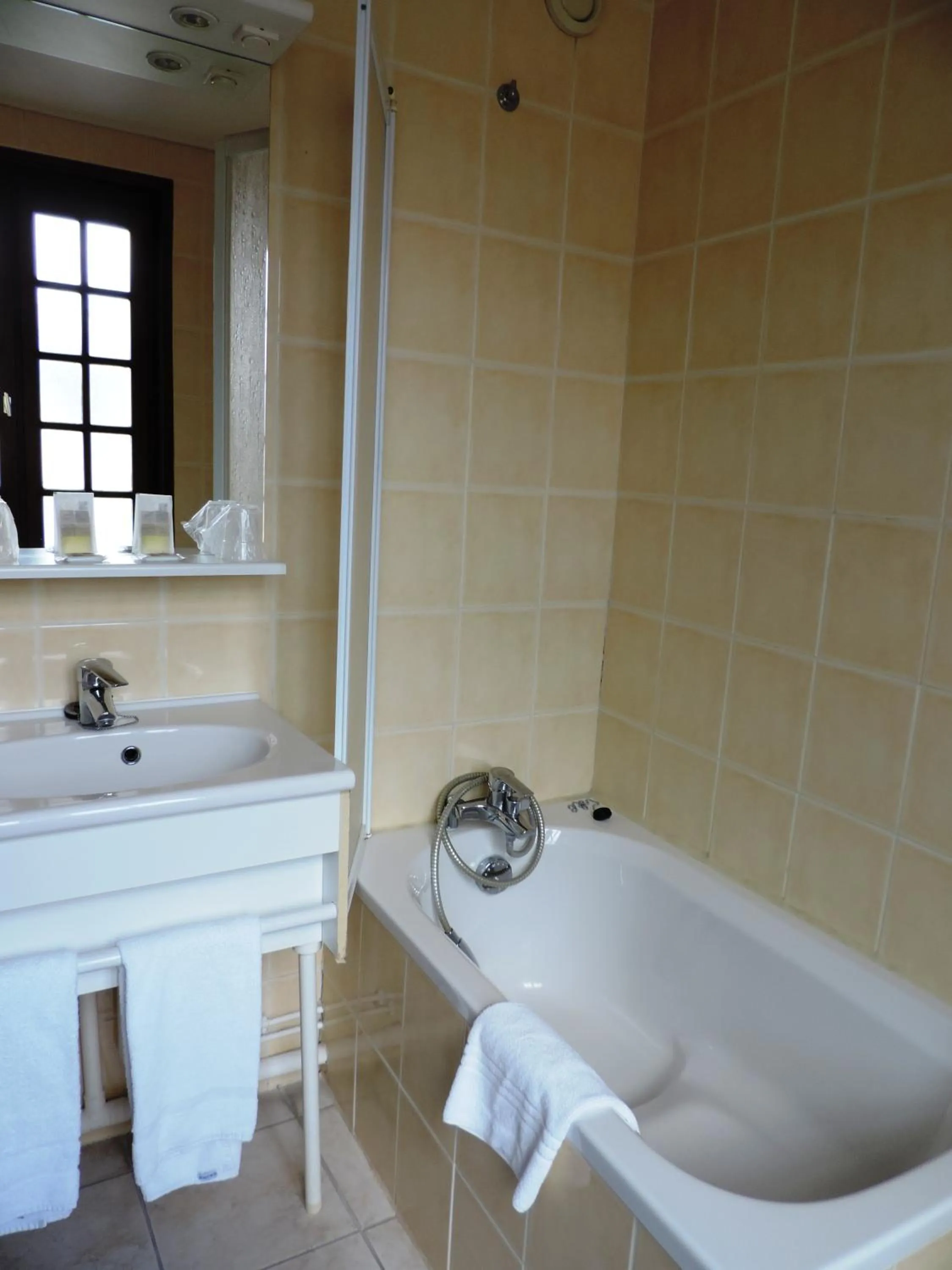 Bathroom in Hôtel Le Chantilly