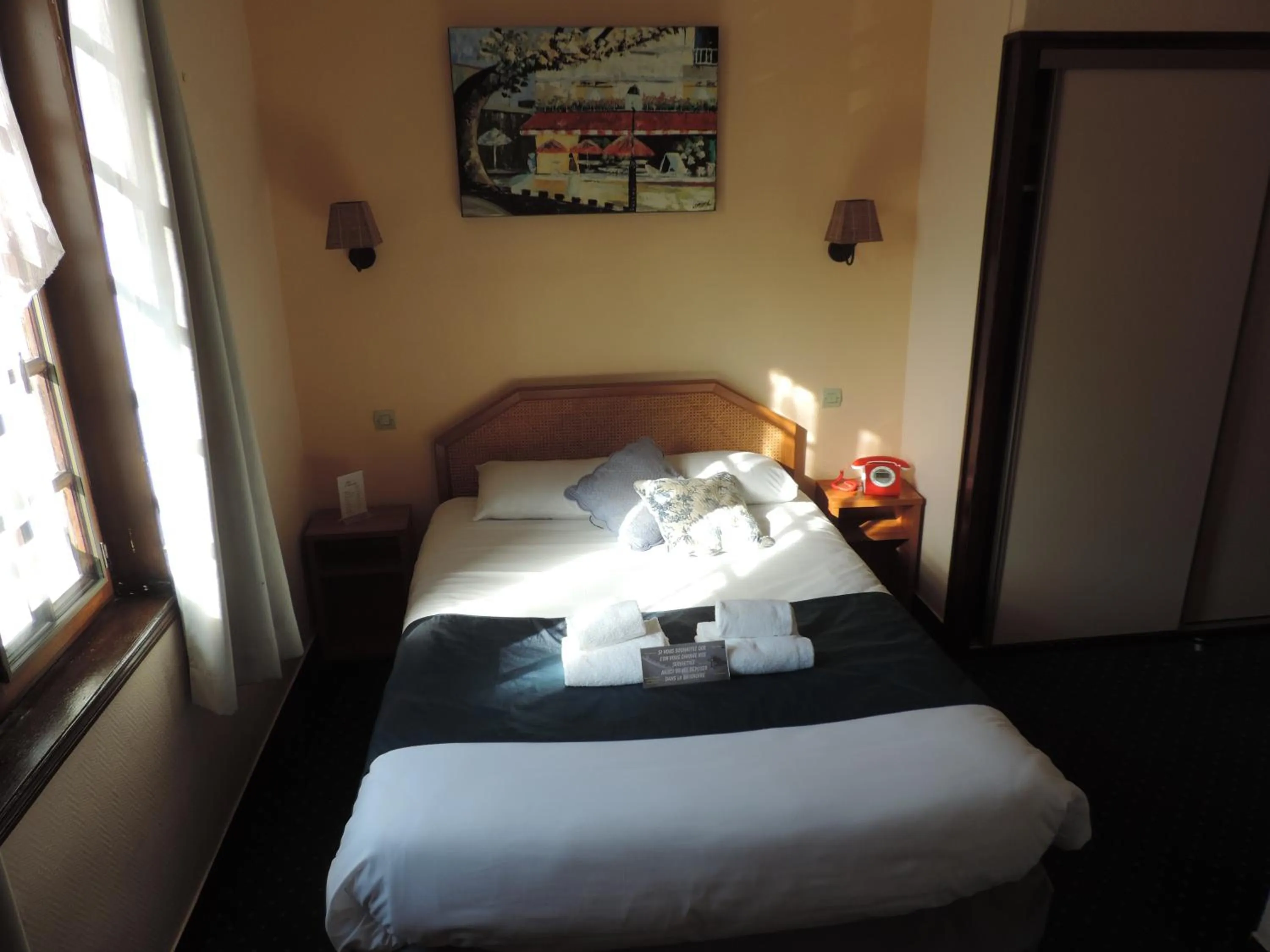Bedroom, Bed in Hôtel Le Chantilly