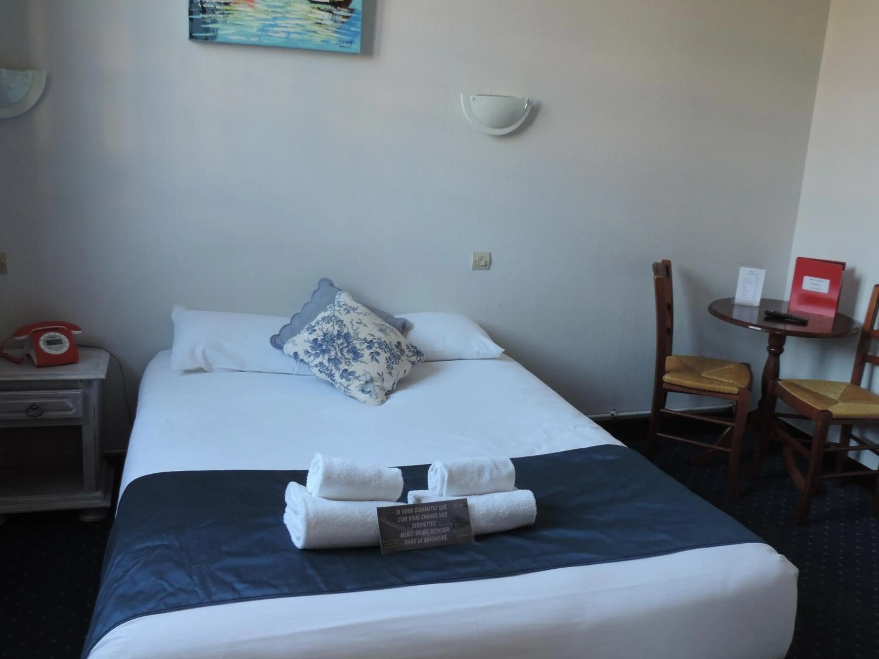 Bedroom, Bed in Hôtel Le Chantilly