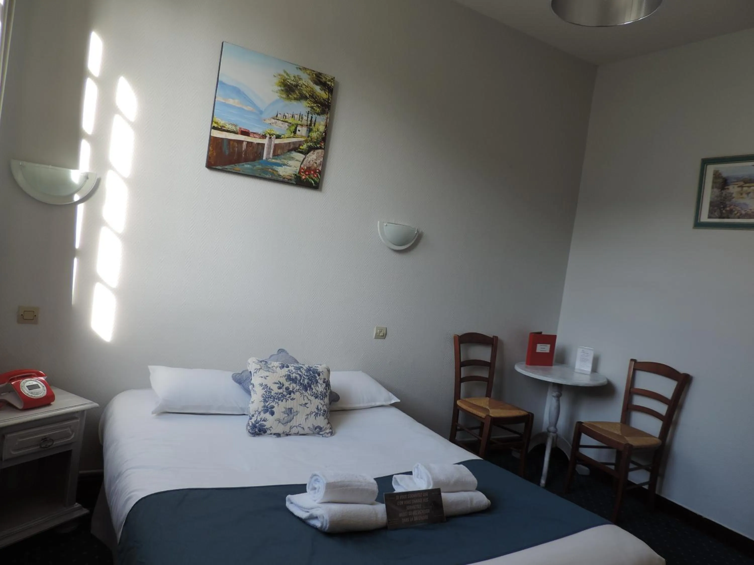 Bed in Hôtel Le Chantilly