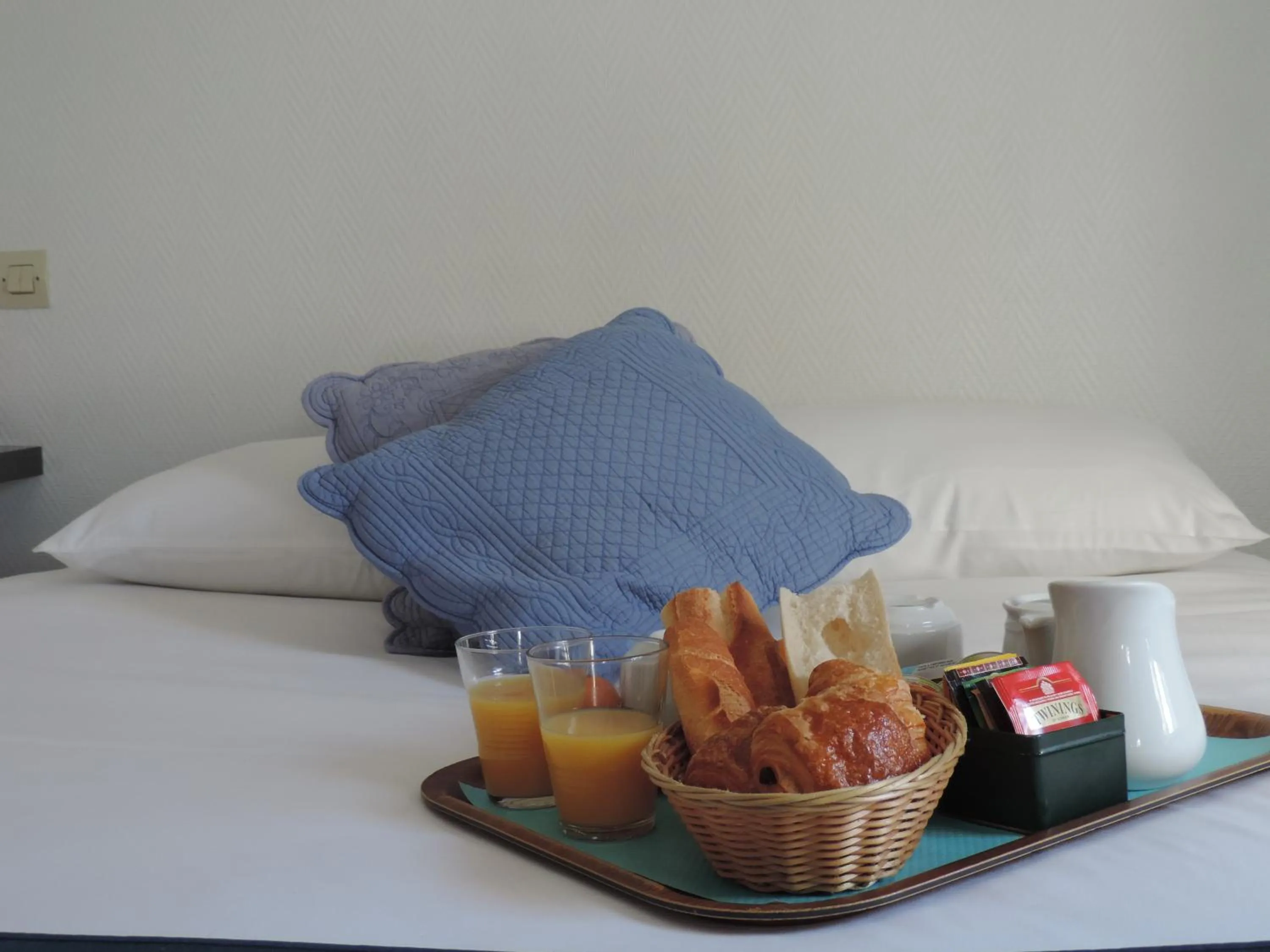 Continental breakfast, Bed in Hôtel Le Chantilly