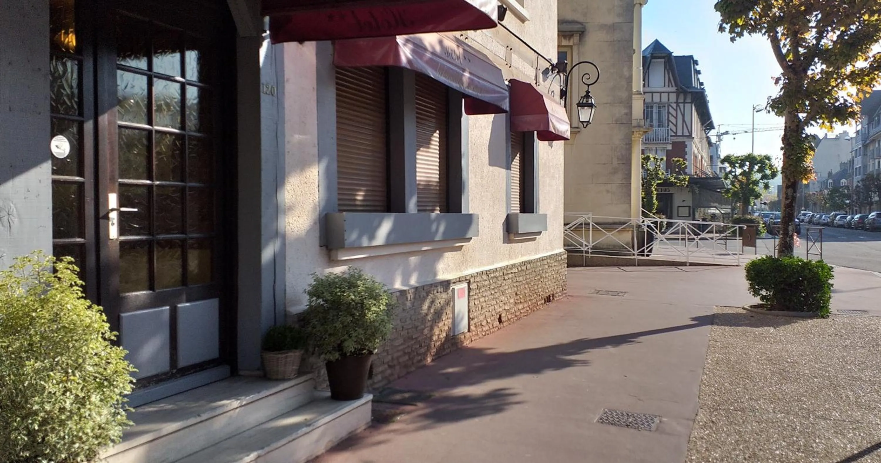 Facade/entrance in Hôtel Le Chantilly