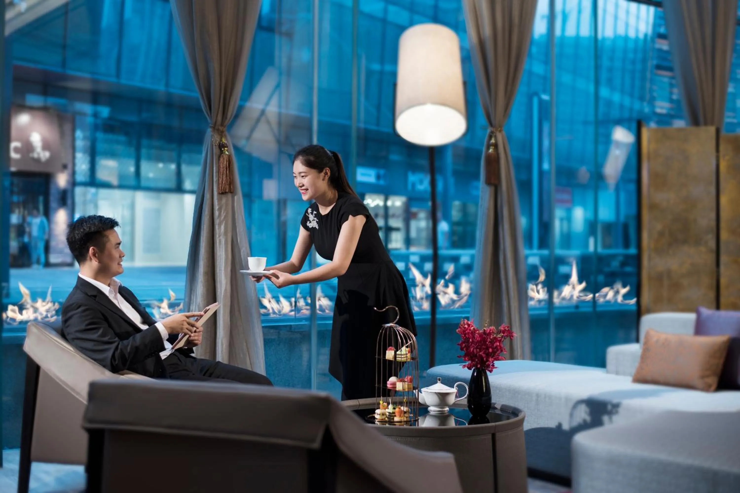 Lounge or bar in Crowne Plaza Baoji City Center by IHG