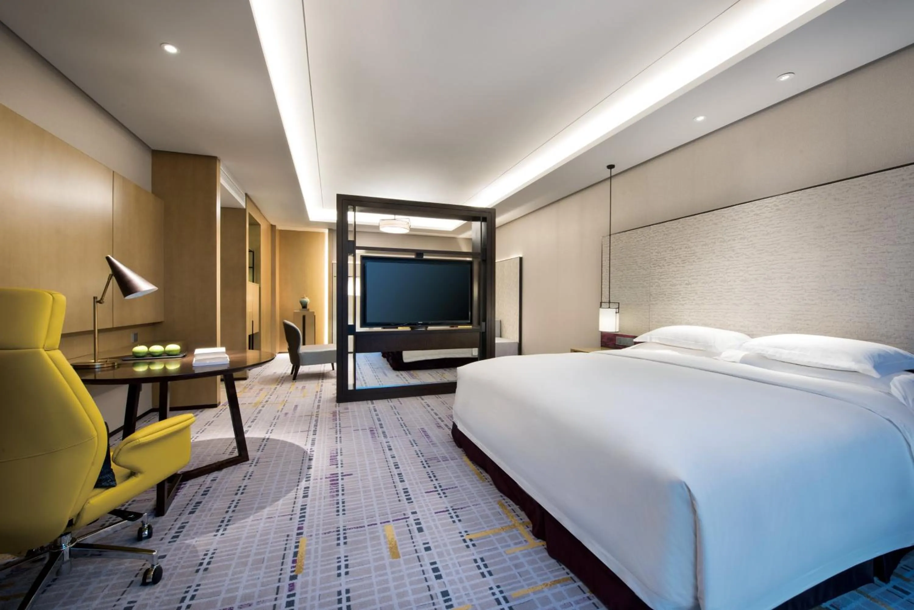 Photo of the whole room, Bed in Crowne Plaza Baoji City Center by IHG