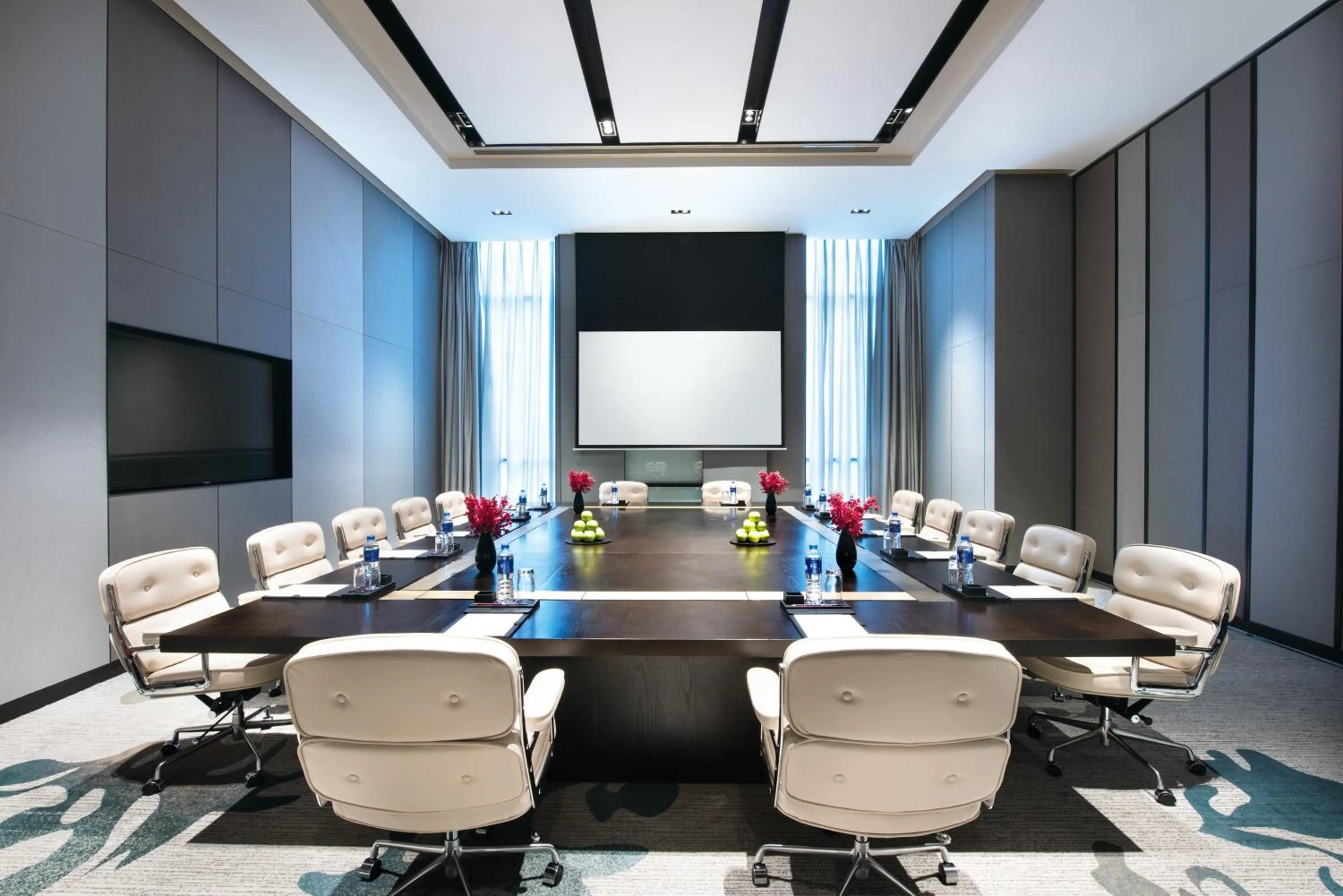 Meeting/conference room in Crowne Plaza Baoji City Center by IHG