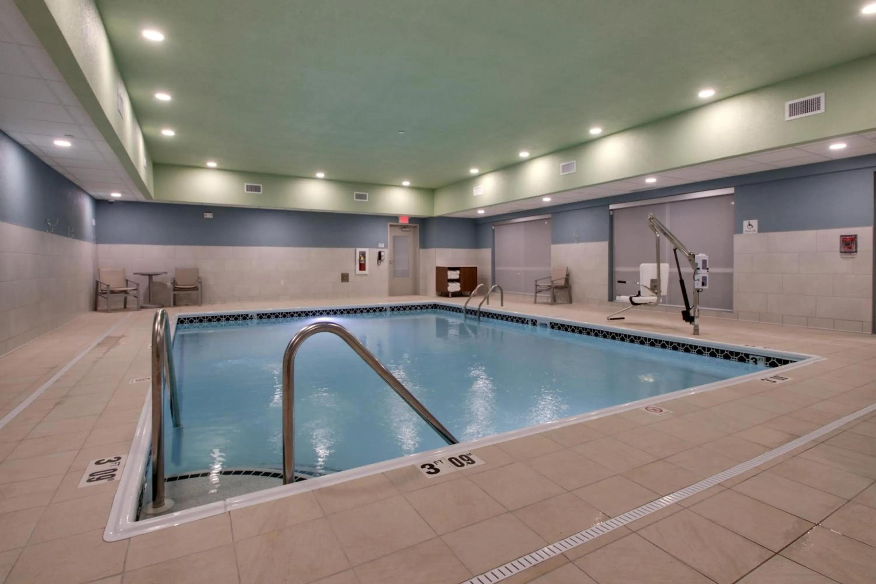 Swimming pool in Holiday Inn Express & Suites - Mount Vernon by IHG