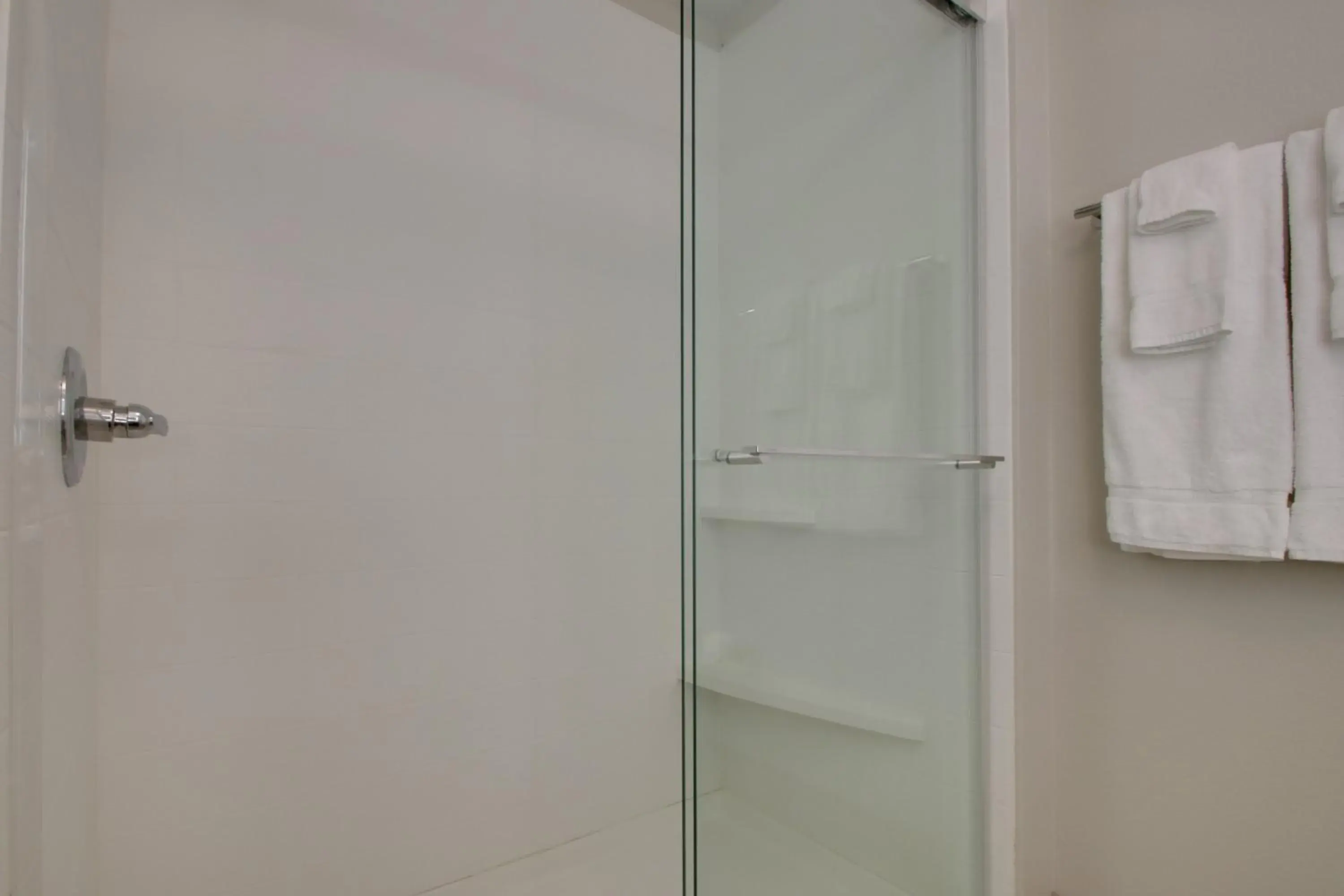 Standard King Room with Mobility Accessible Roll-In Shower in Holiday Inn Express & Suites - Mount Vernon by IHG Standard King Room with Mobility Accessible Roll-In Shower in Holiday Inn Express & Suites - Mount Vernon by IHG