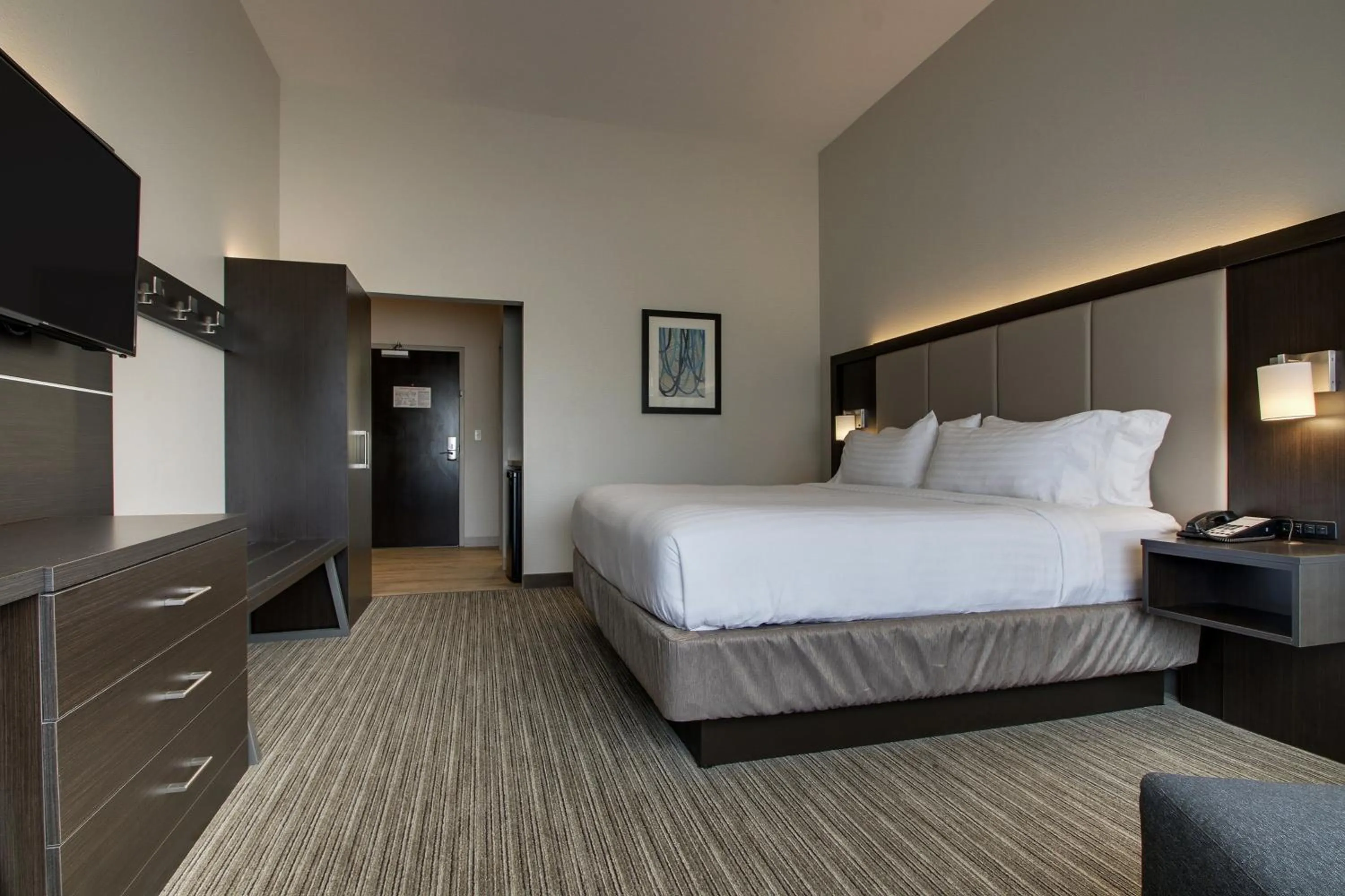 Photo of the whole room, Bed in Holiday Inn Express & Suites - Mount Vernon by IHG