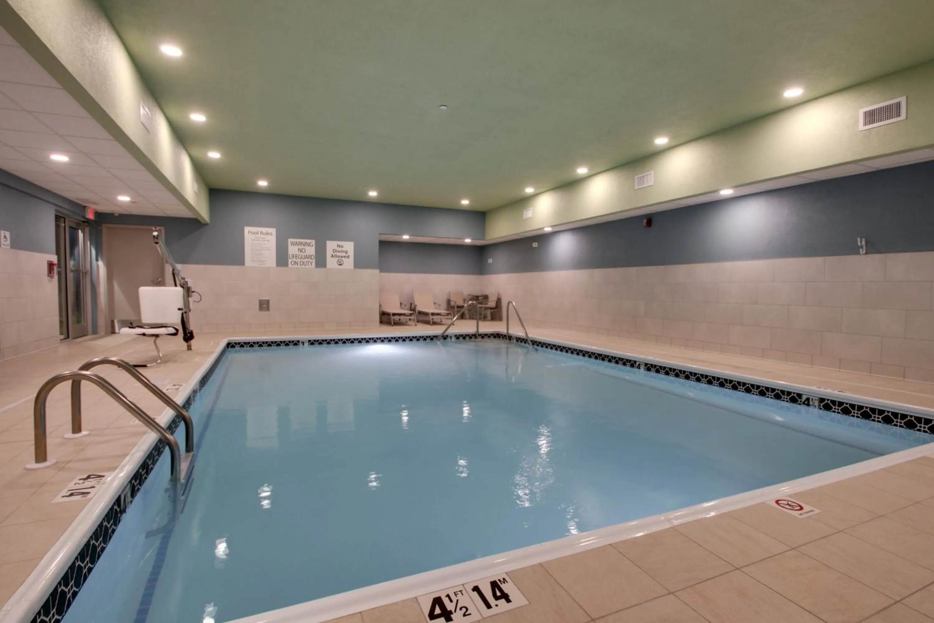 Swimming pool in Holiday Inn Express & Suites - Mount Vernon by IHG