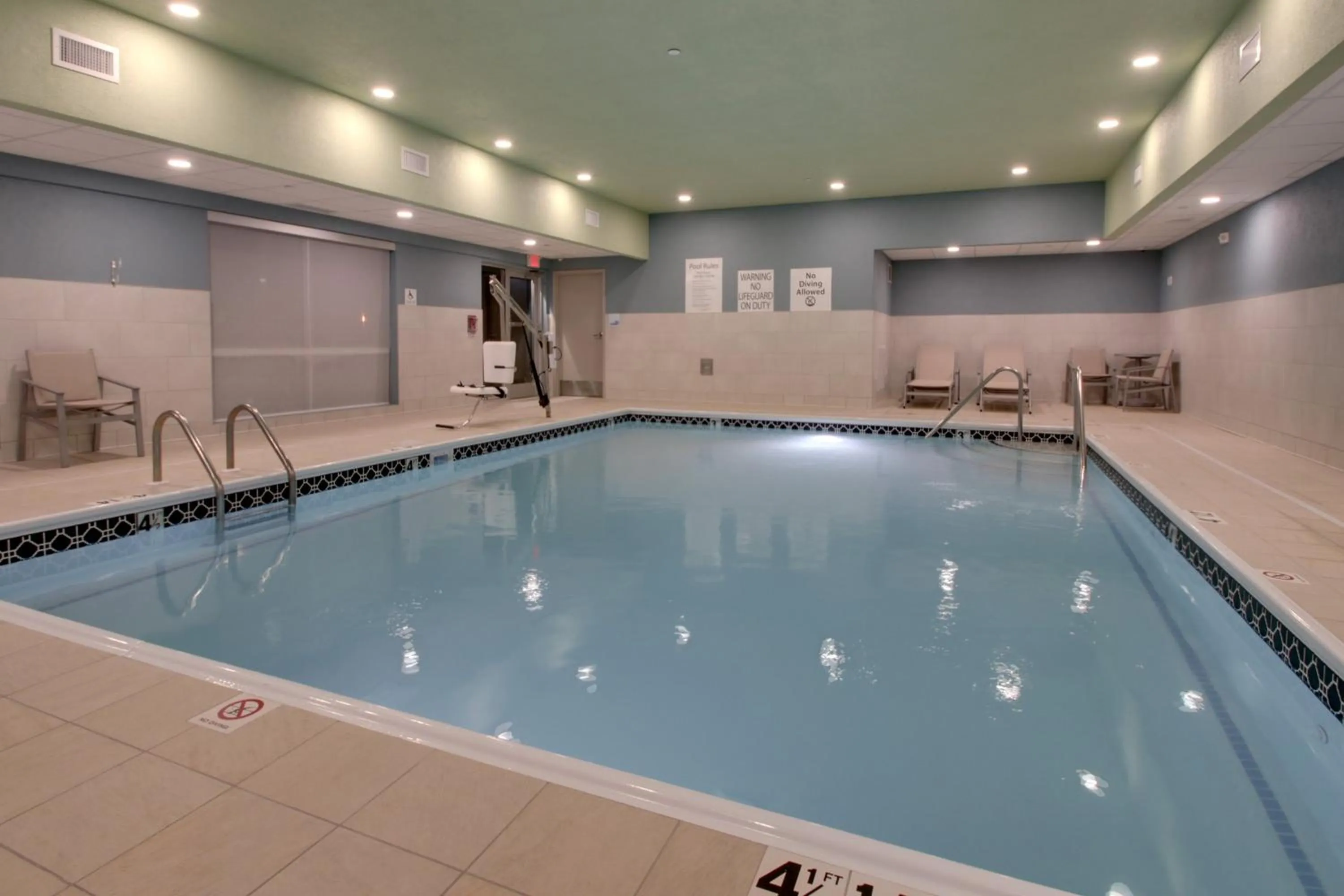 Swimming pool in Holiday Inn Express & Suites - Mount Vernon by IHG