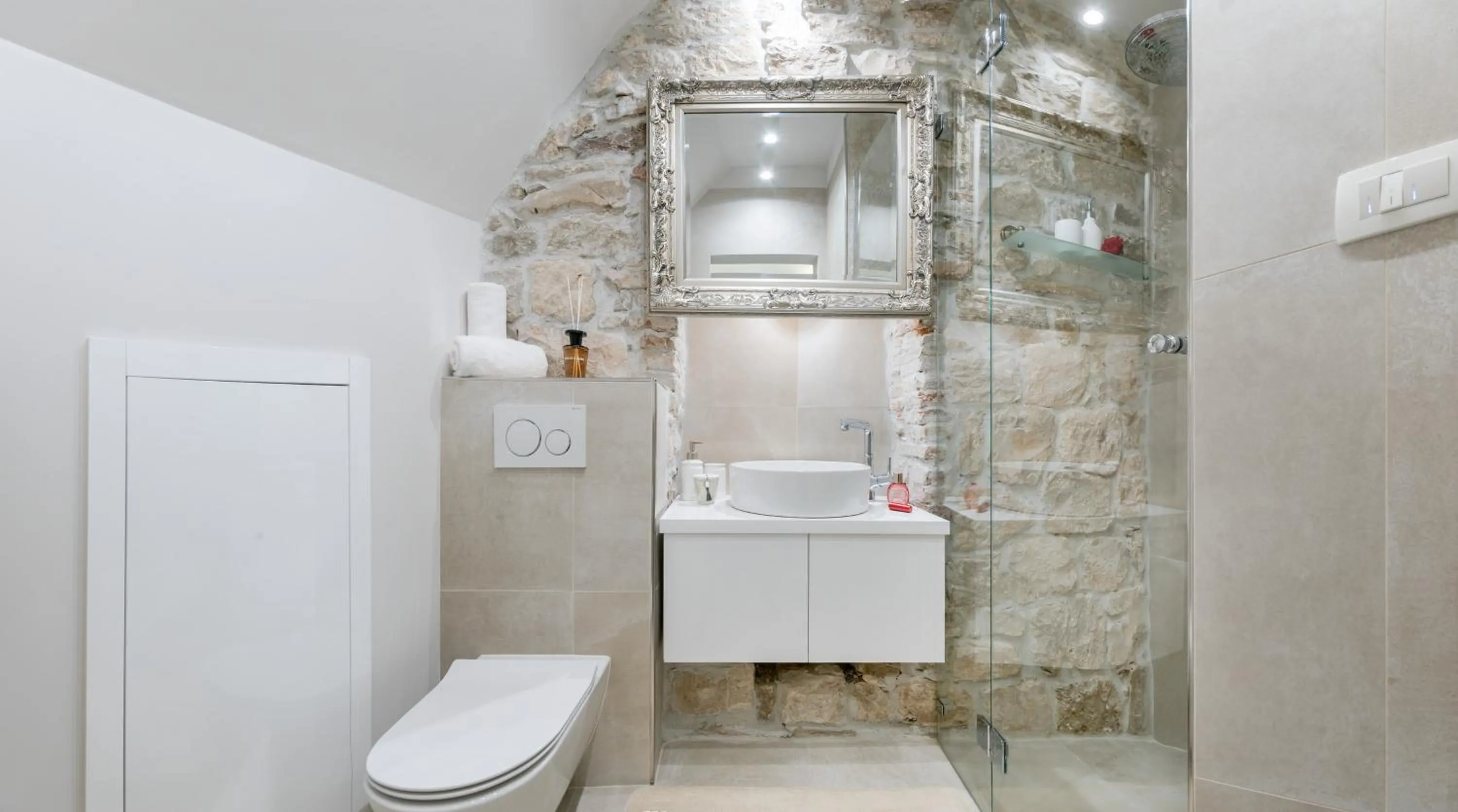 Bathroom in Jupiter Lux Rooms