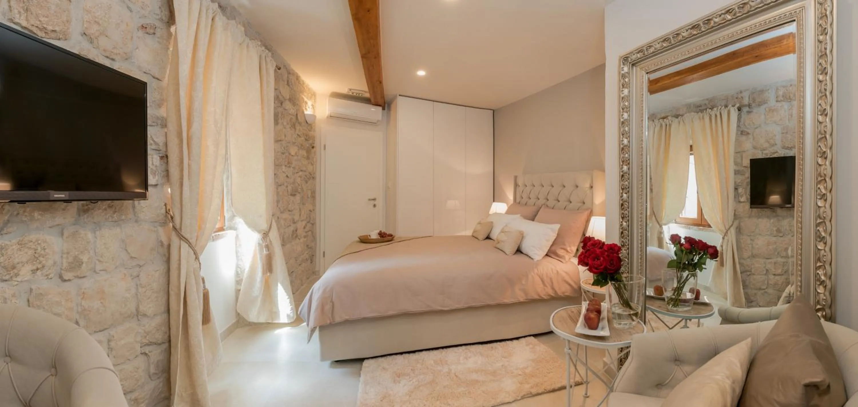 Bedroom, Bed in Jupiter Lux Rooms