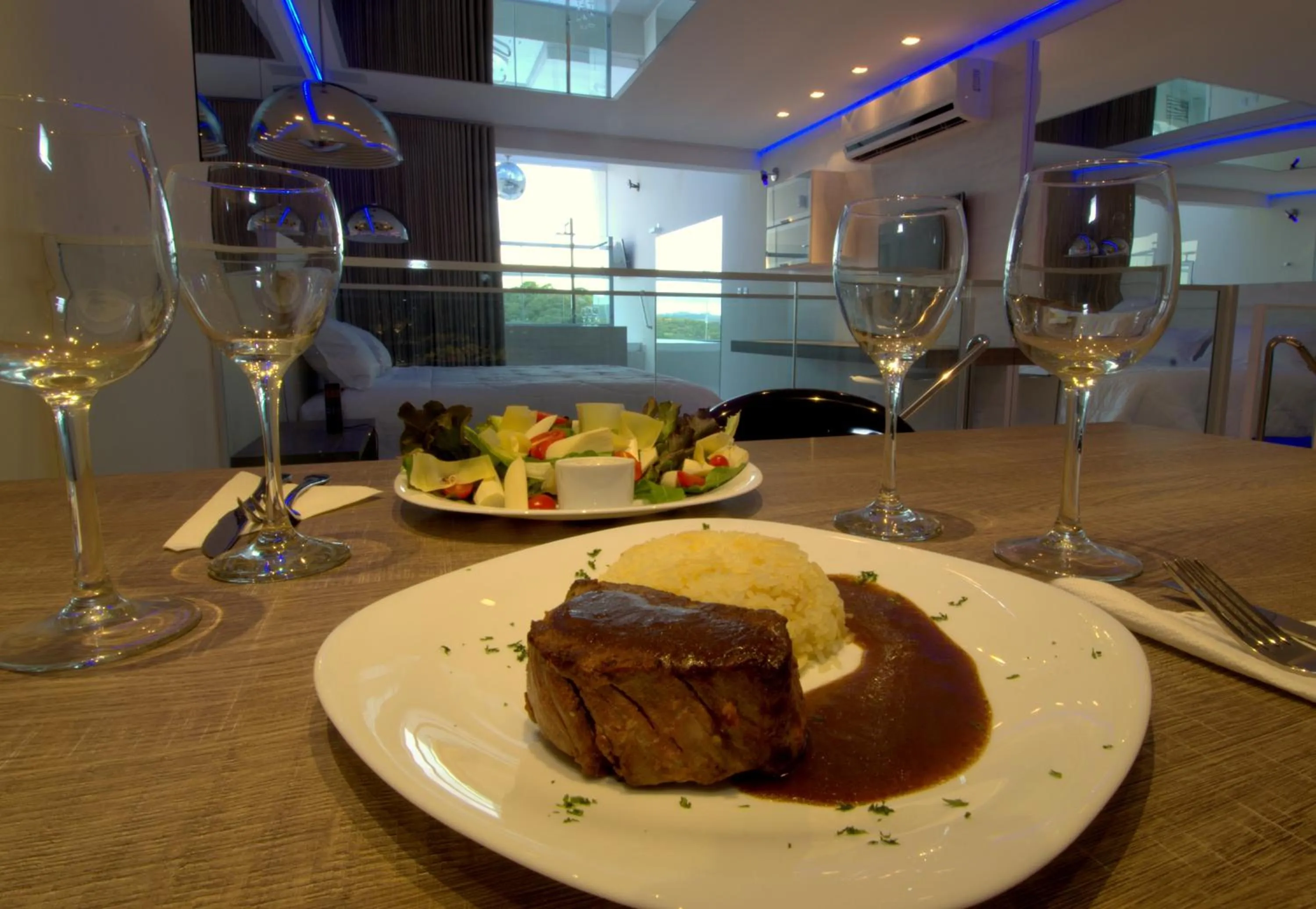 Restaurant/places to eat in Le Ville