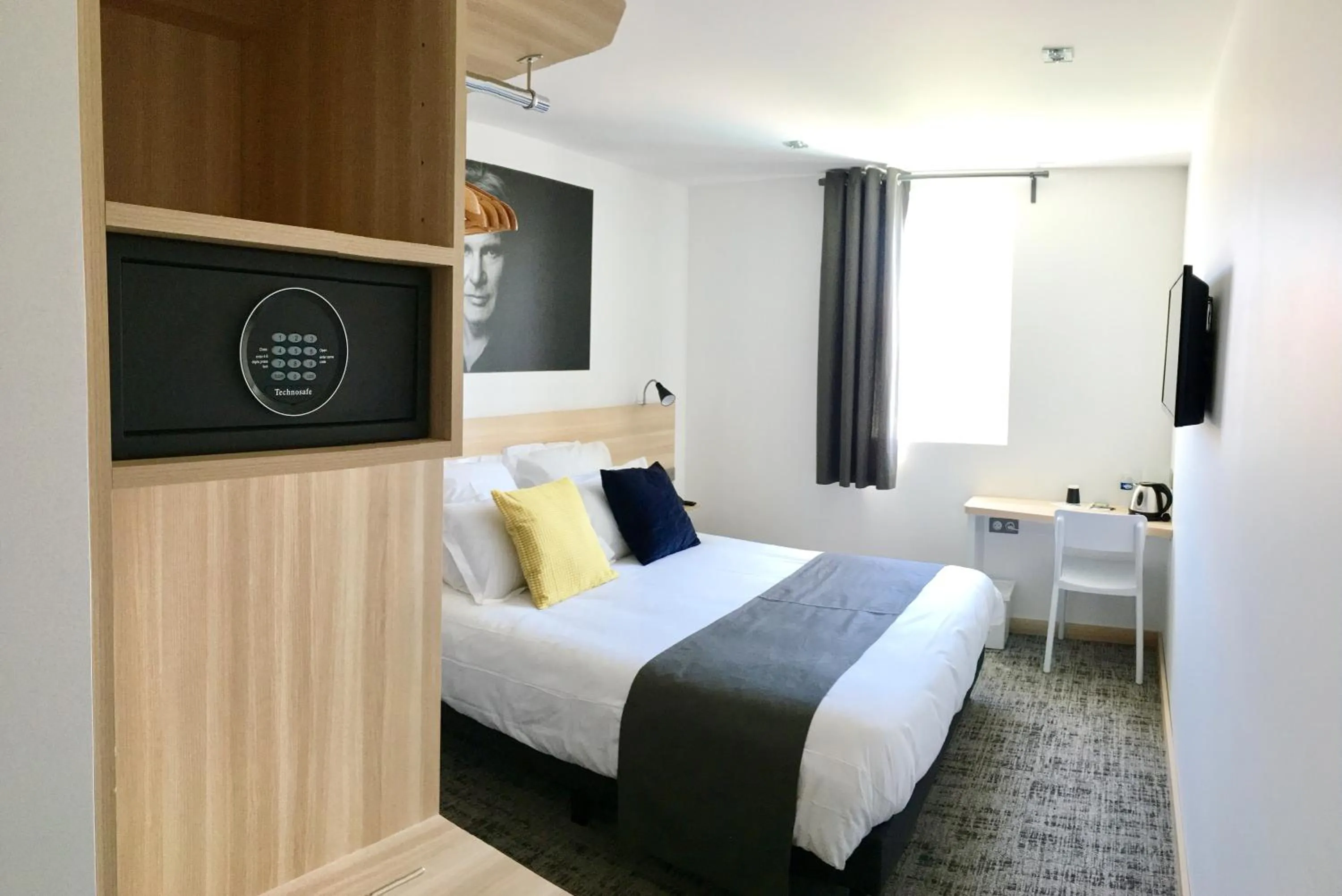 Bed in Brit Hotel Martigues Nord