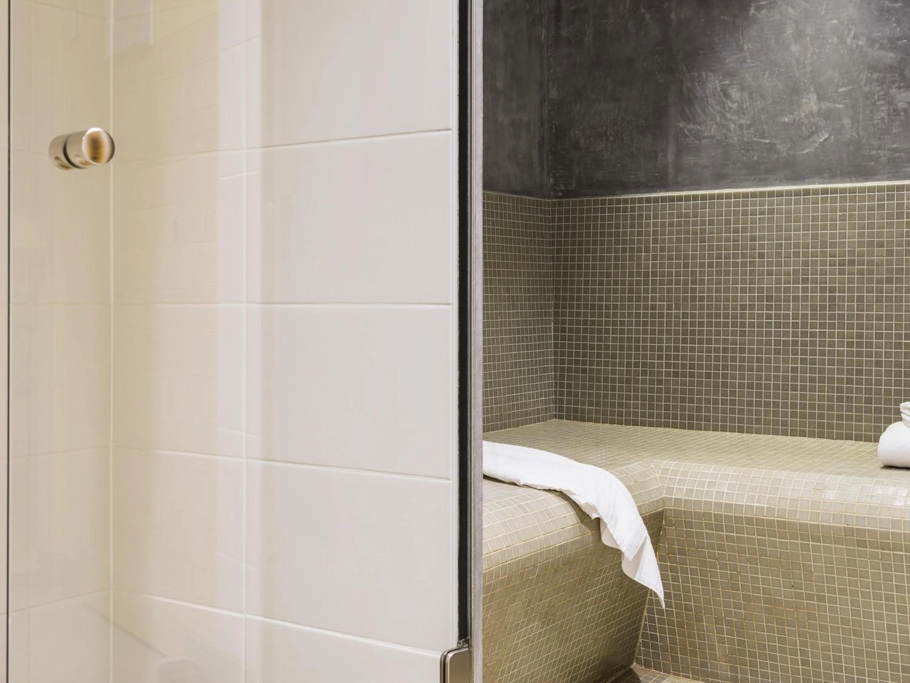 Pool view, Bed in ibis Styles Nieuwpoort