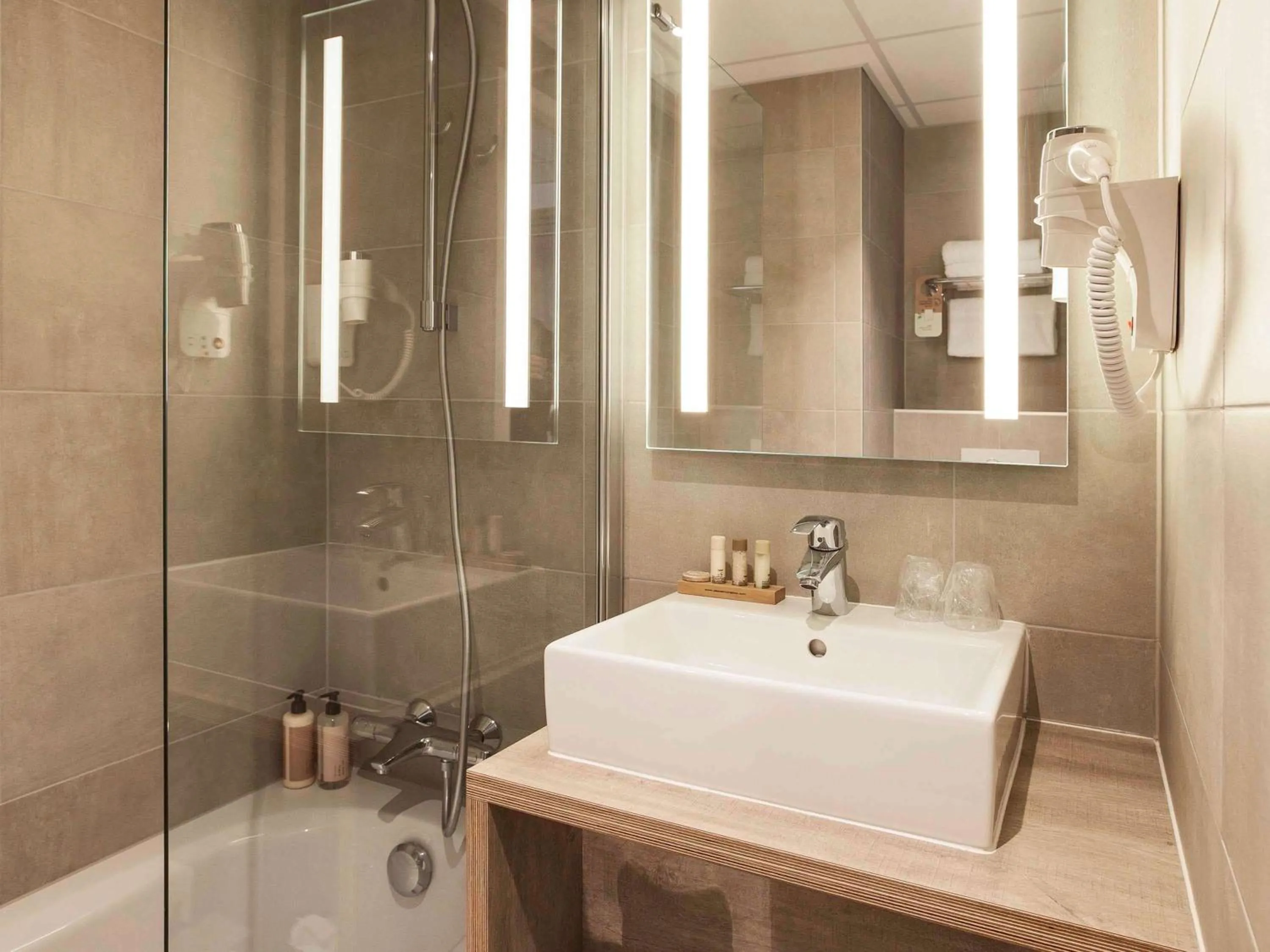 Photo of the whole room in ibis Styles Nieuwpoort