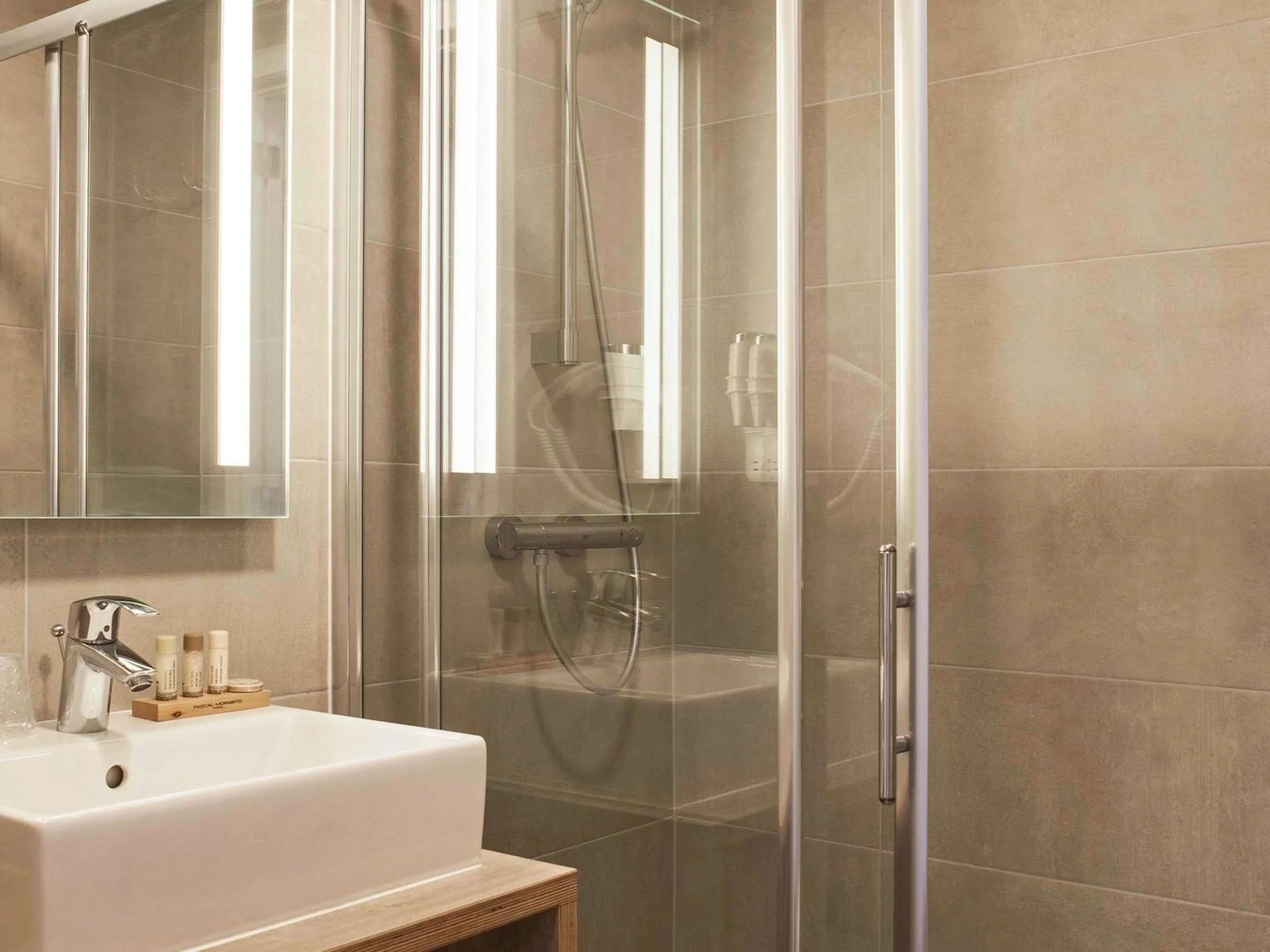 Photo of the whole room in ibis Styles Nieuwpoort