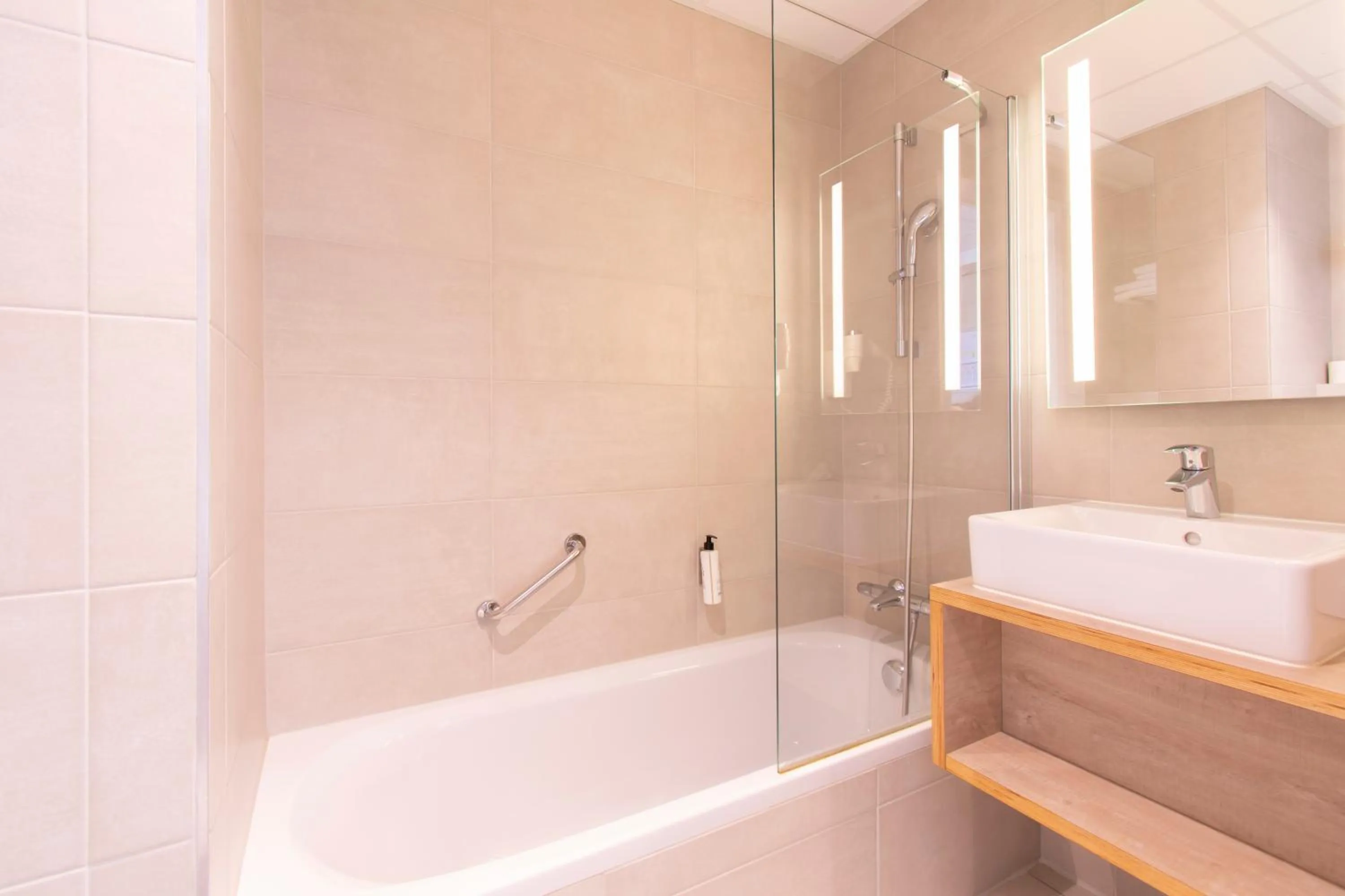 Bathroom in ibis Styles Nieuwpoort