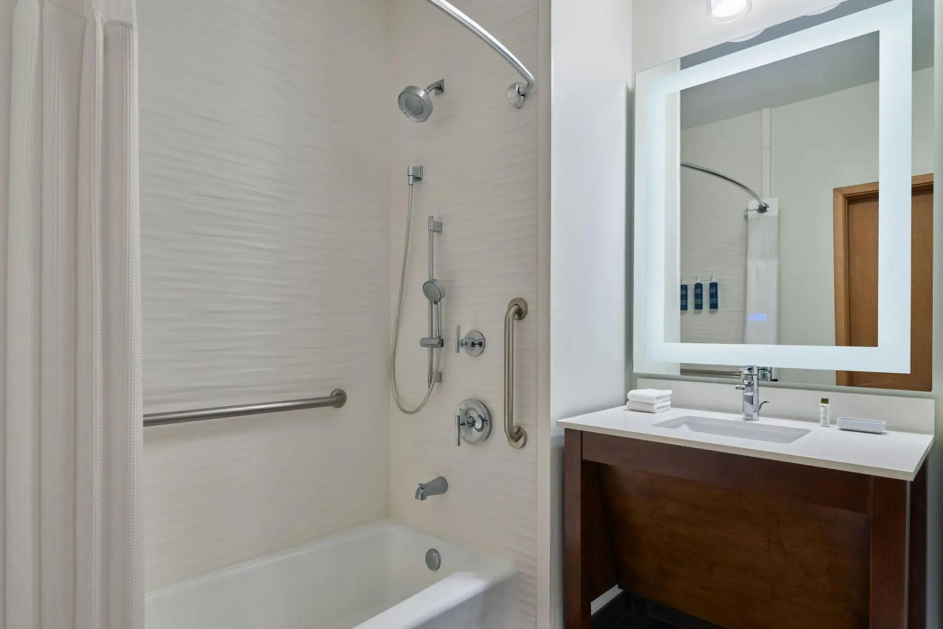 Larger Guest room, 2 Queen in Four Points by Sheraton Houston Intercontinental Airport Larger Guest room, 2 Queen in Four Points by Sheraton Houston Intercontinental Airport