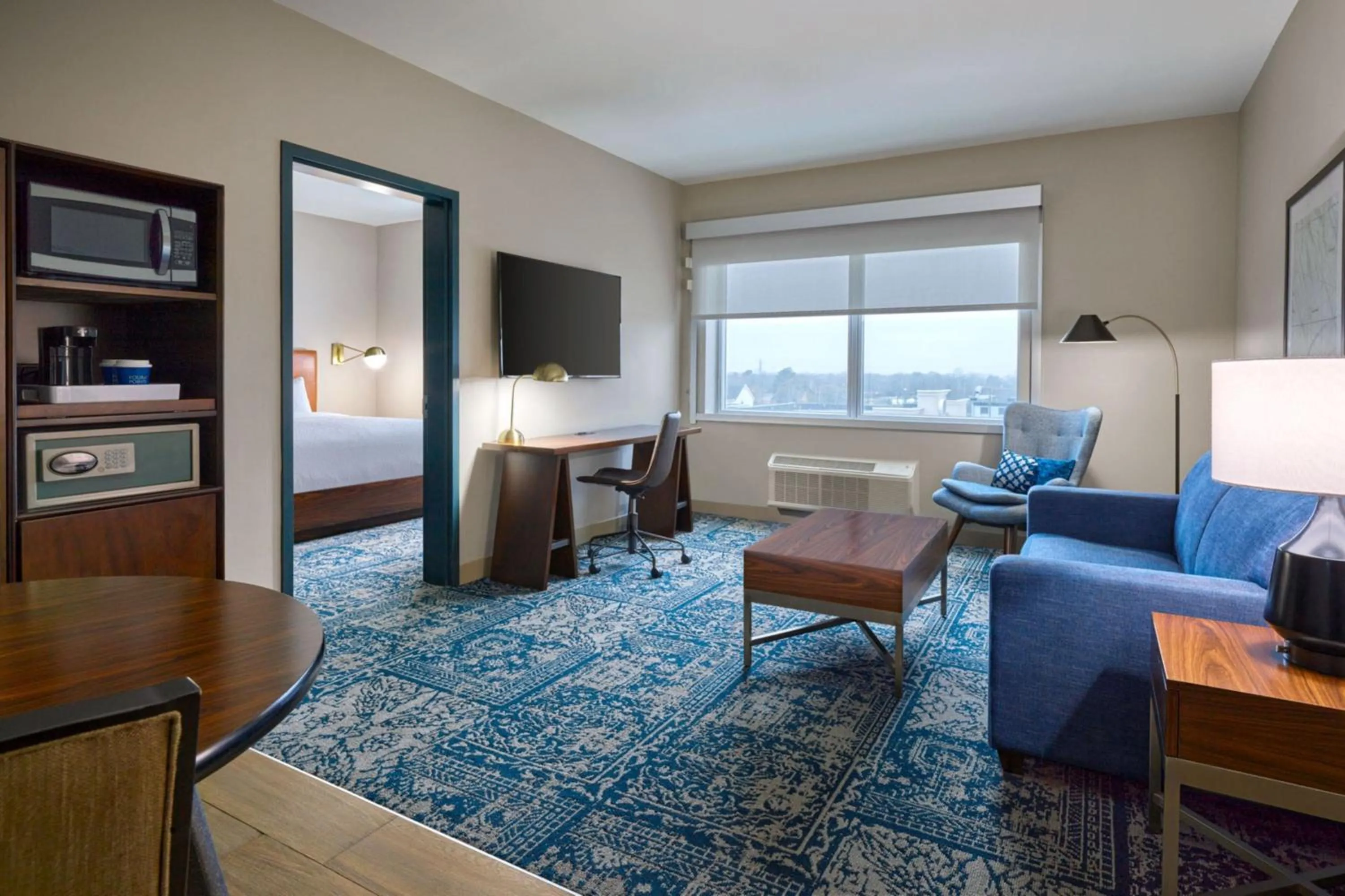 Living room, Bed in Four Points by Sheraton Houston Intercontinental Airport