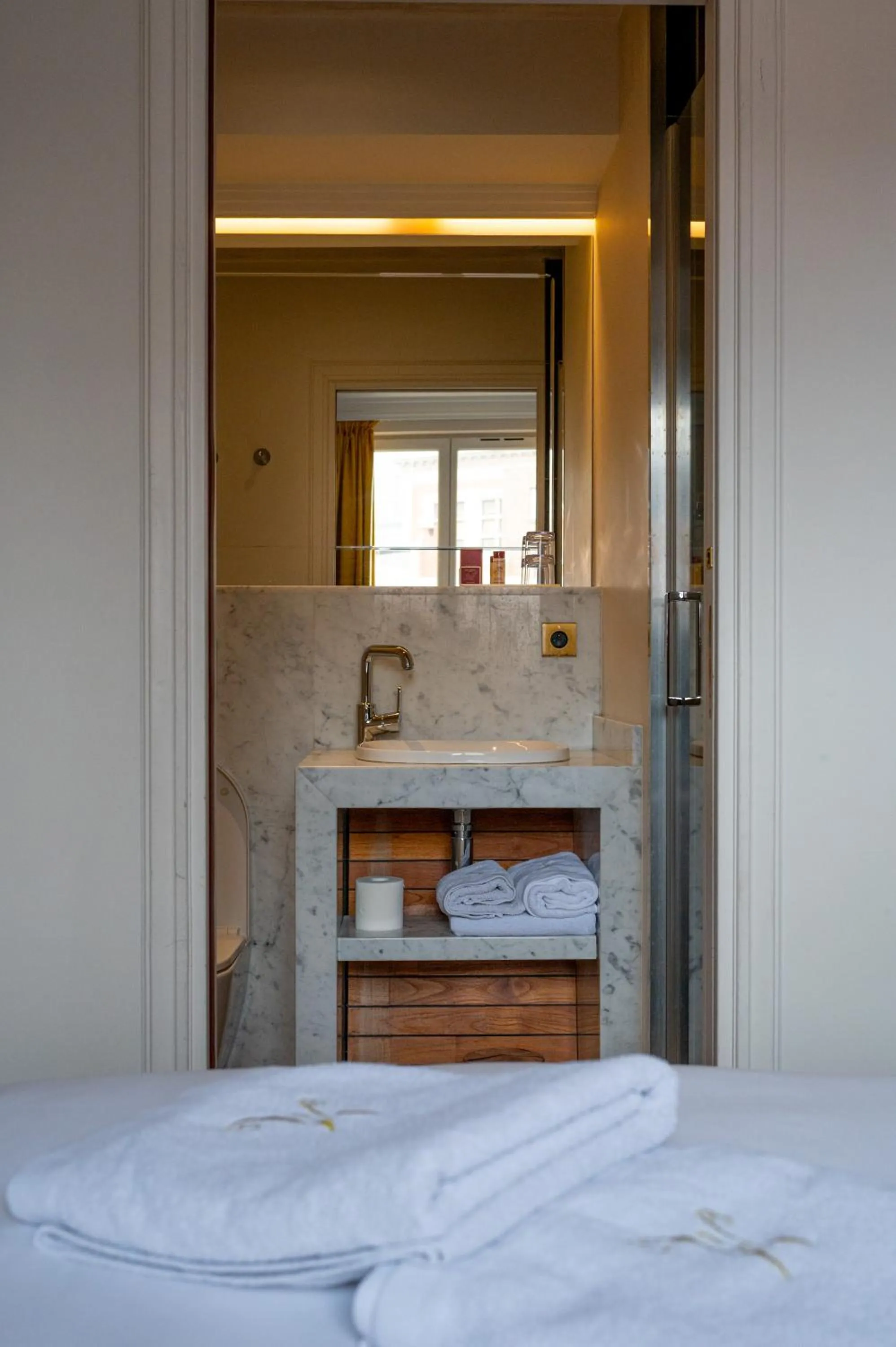 Bathroom, Bed in Les chambres du Waterzooi
