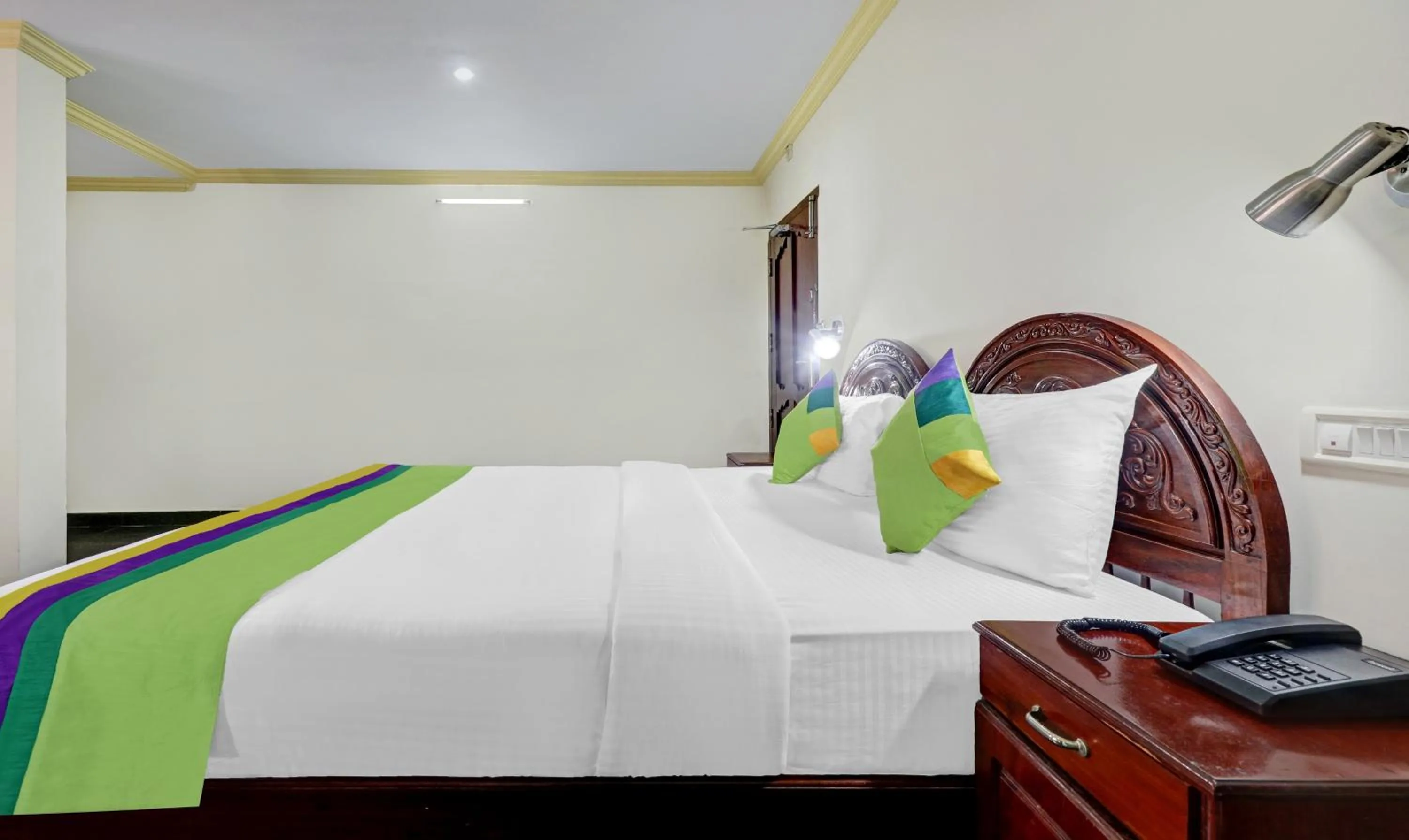 Bedroom, Bed in Itsy Hotels The Waters Edge Beach Resort