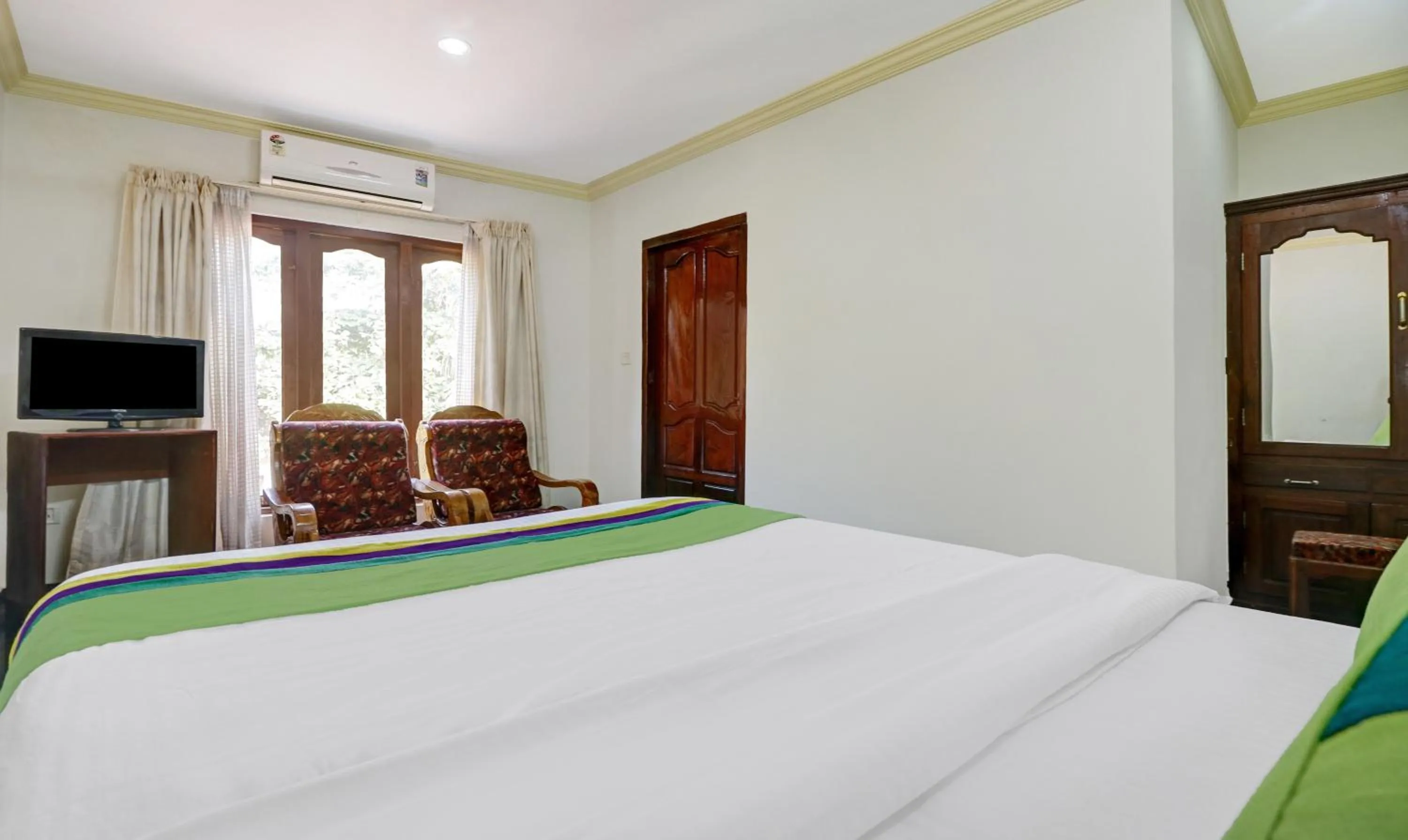 Bedroom, Bed in Itsy Hotels The Waters Edge Beach Resort