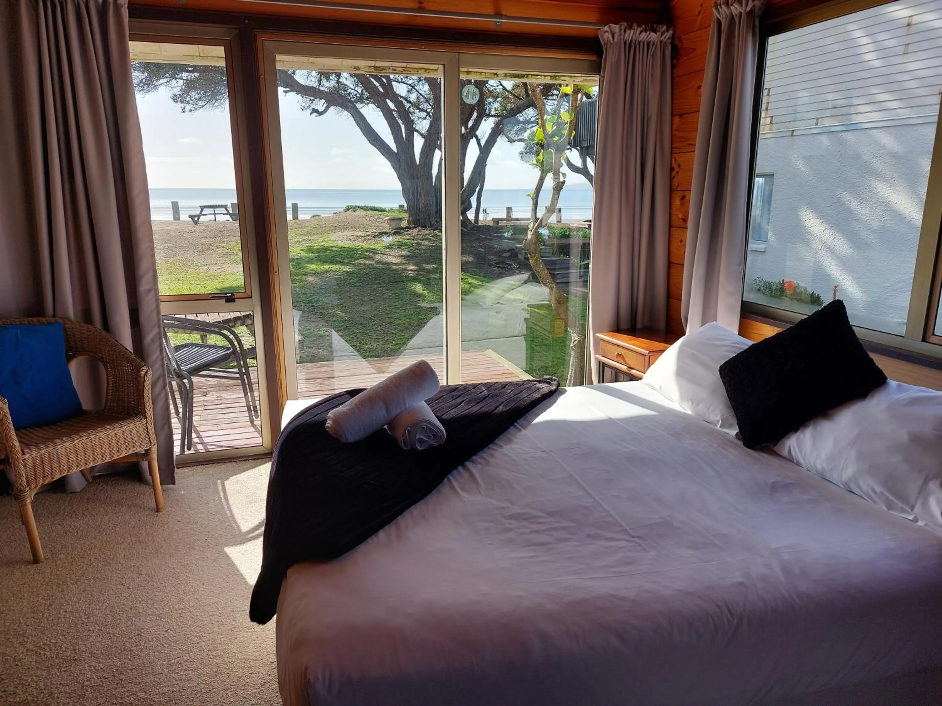 Bedroom, Bed in Edgewater Motel