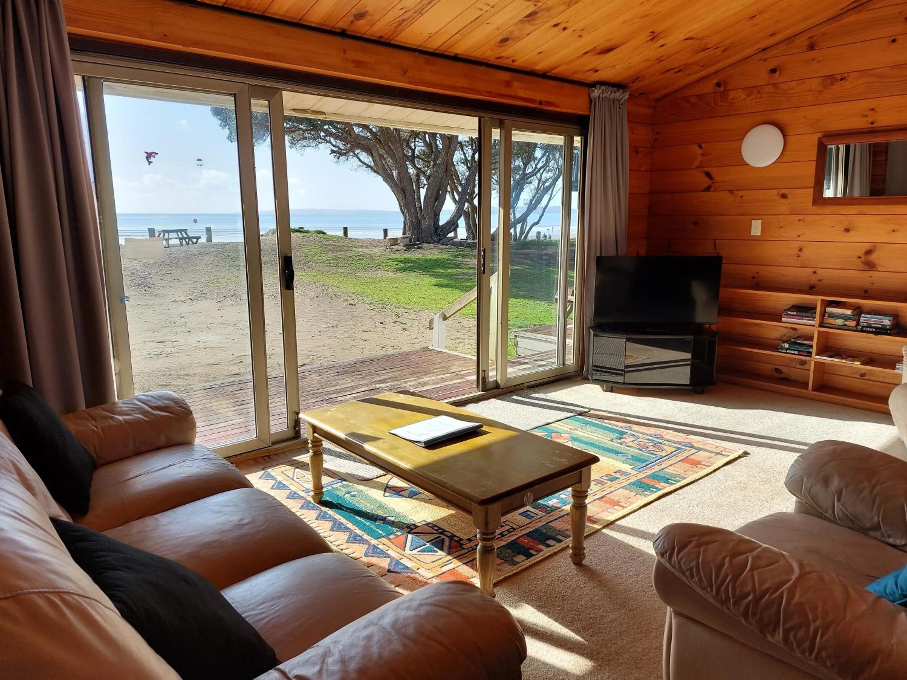 Living room in Edgewater Motel