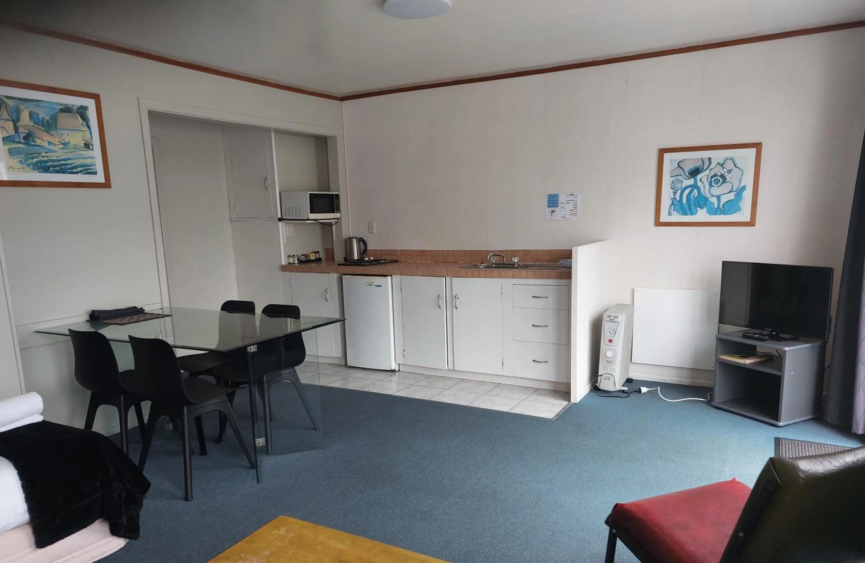 Dining area in Edgewater Motel