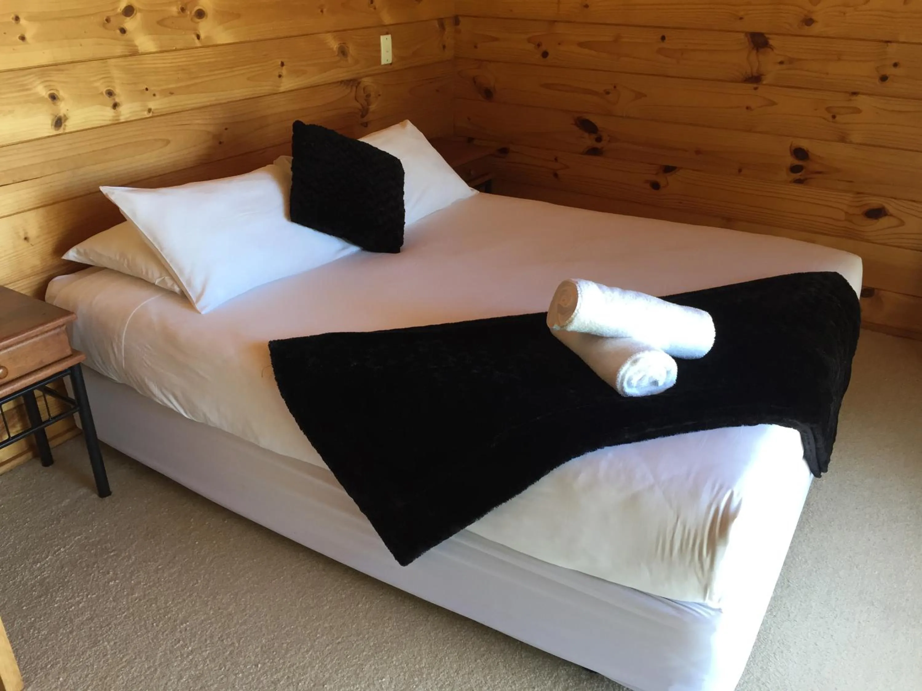 Bedroom, Bed in Edgewater Motel