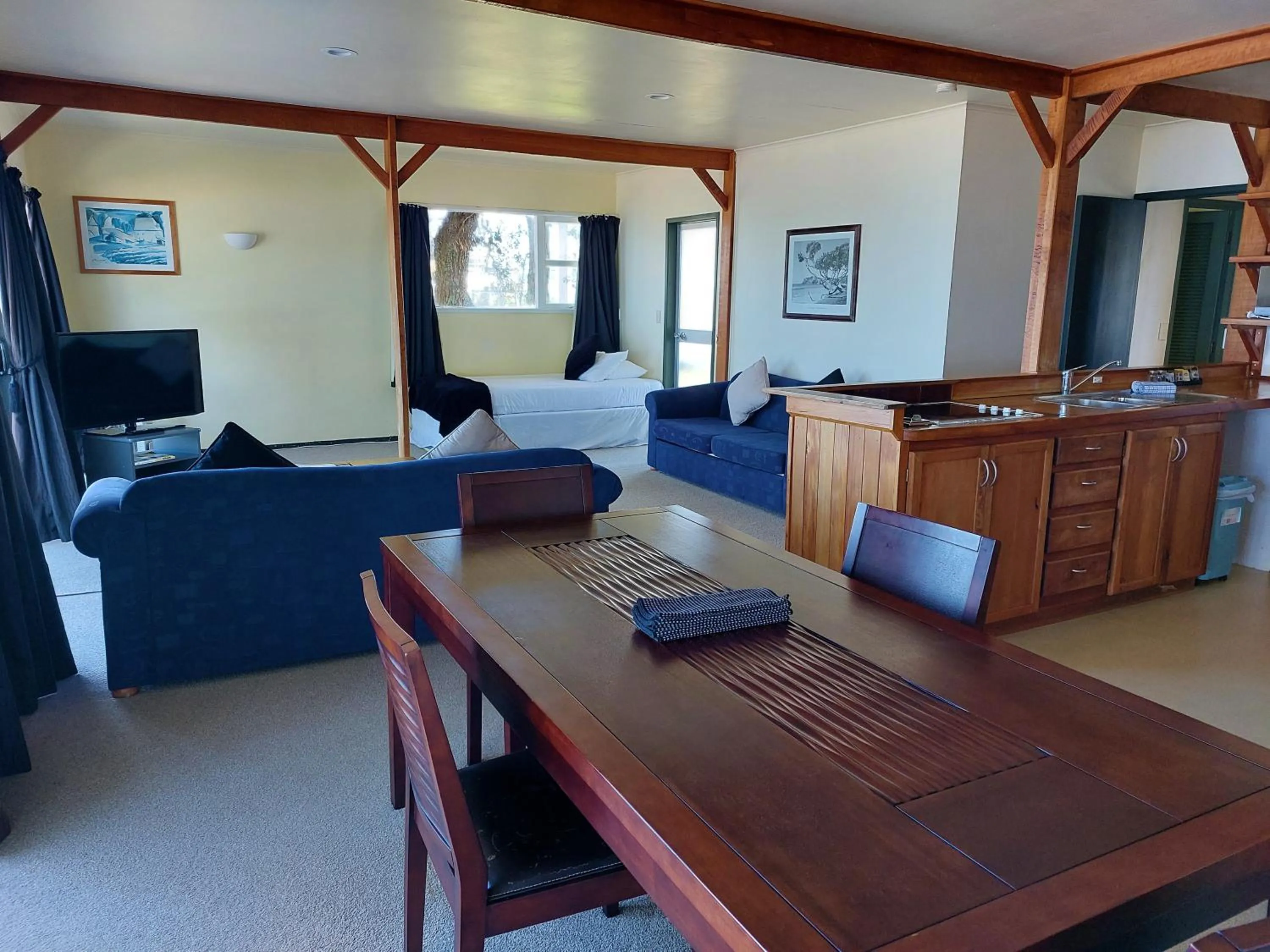 Living room in Edgewater Motel