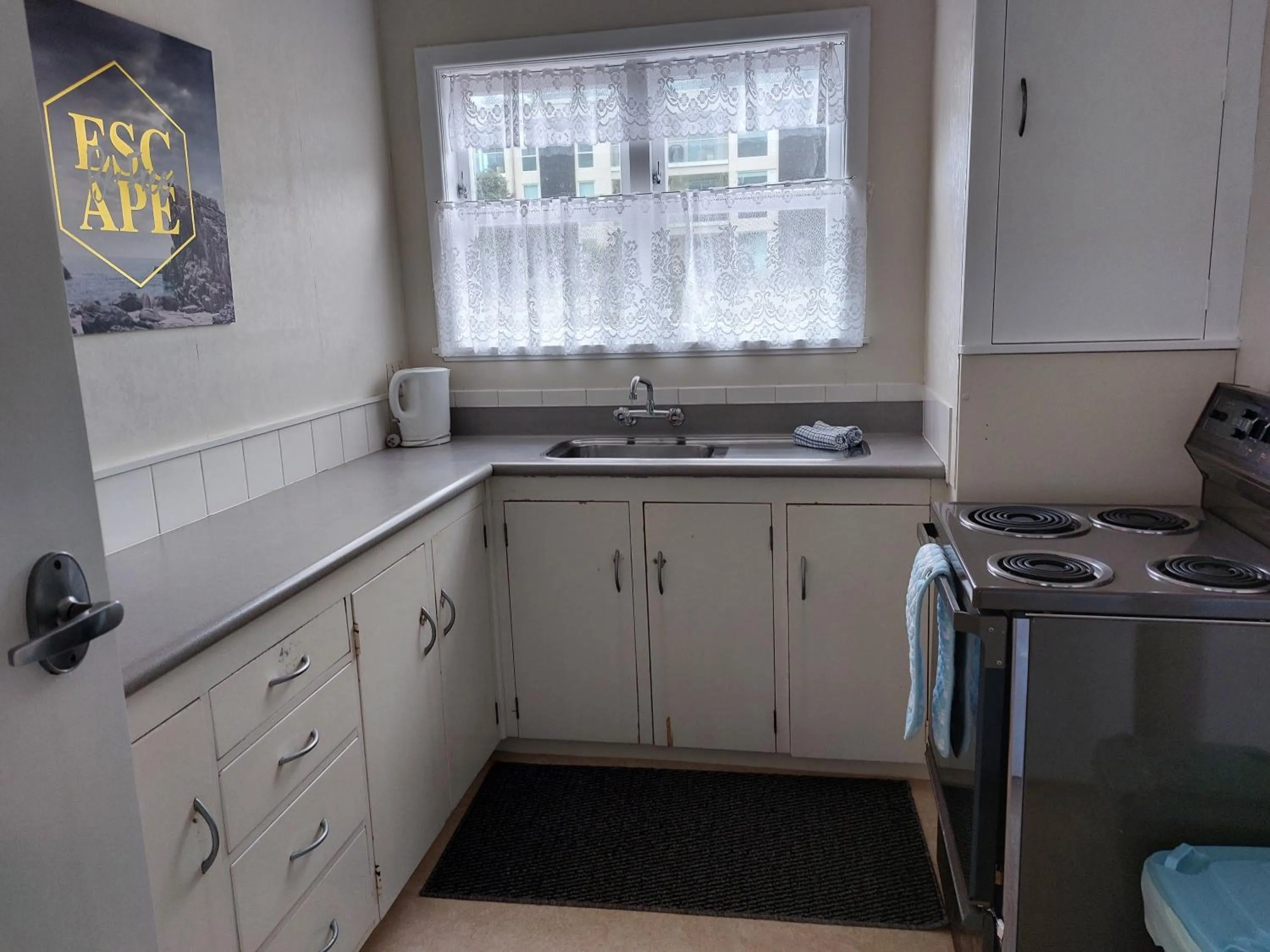 kitchen in Edgewater Motel