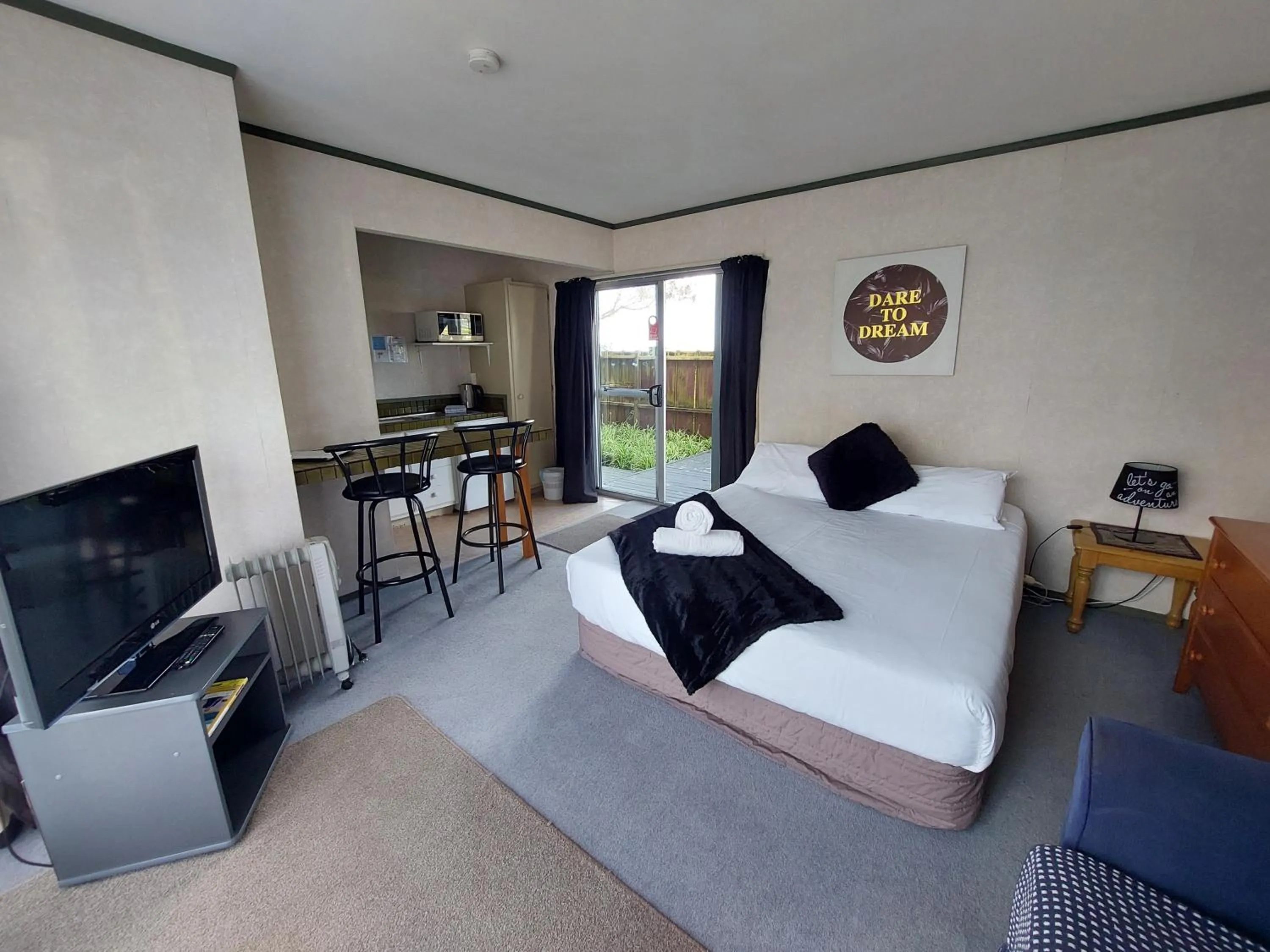 Bed in Edgewater Motel