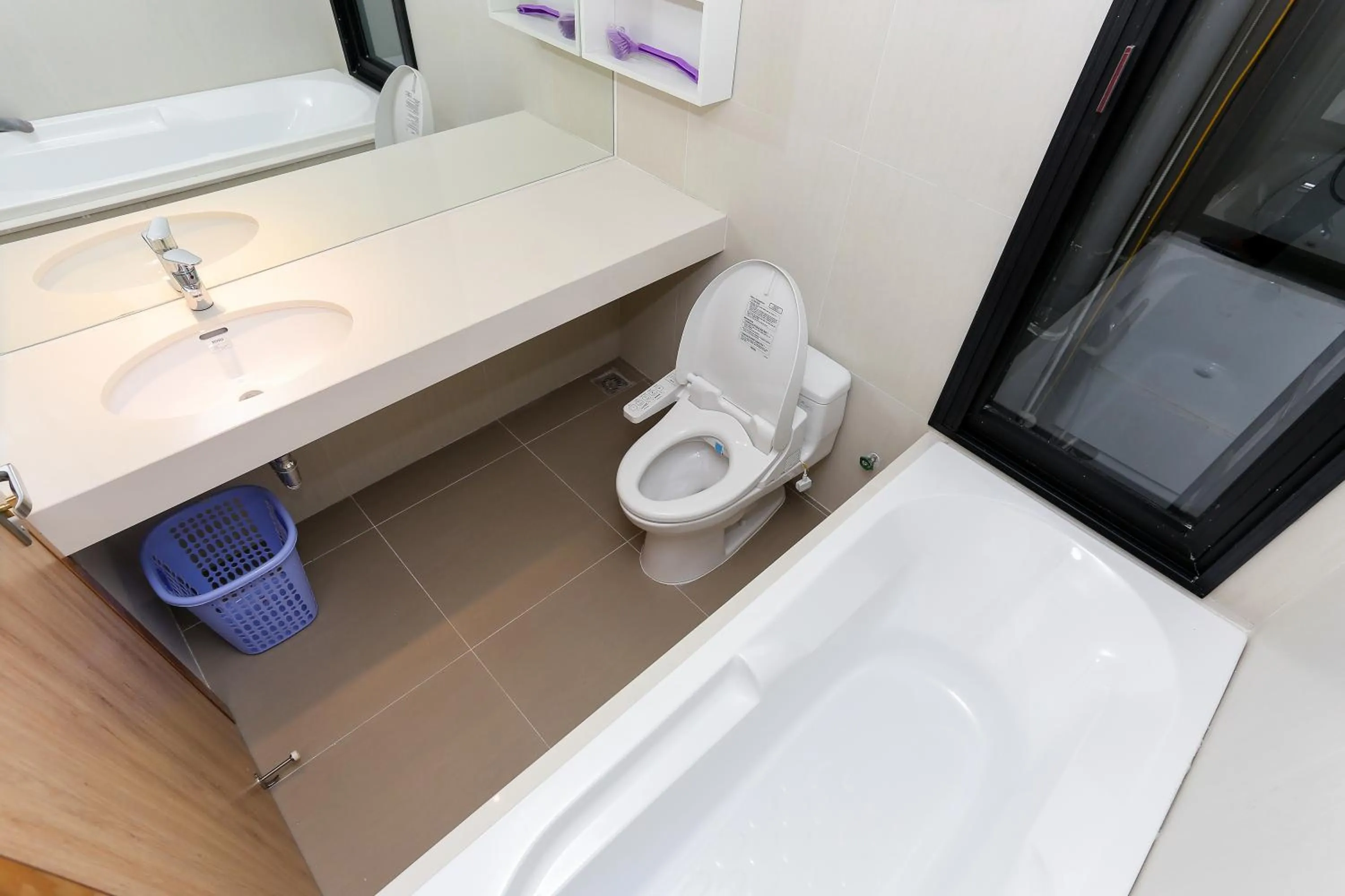 Toilet in Quiet Hoang Quoc Viet Hotel & apartment