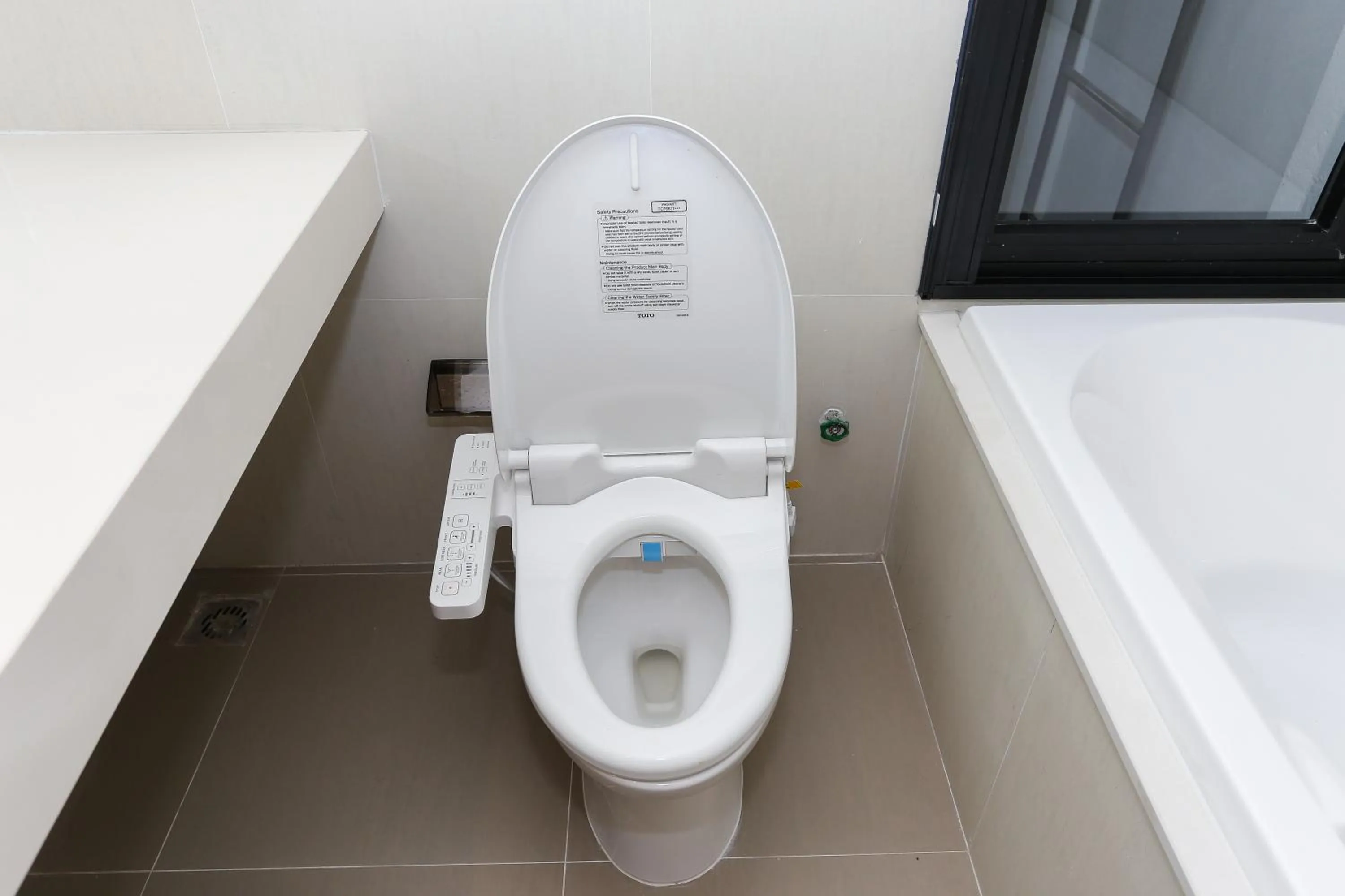 Toilet in Quiet Hoang Quoc Viet Hotel & apartment