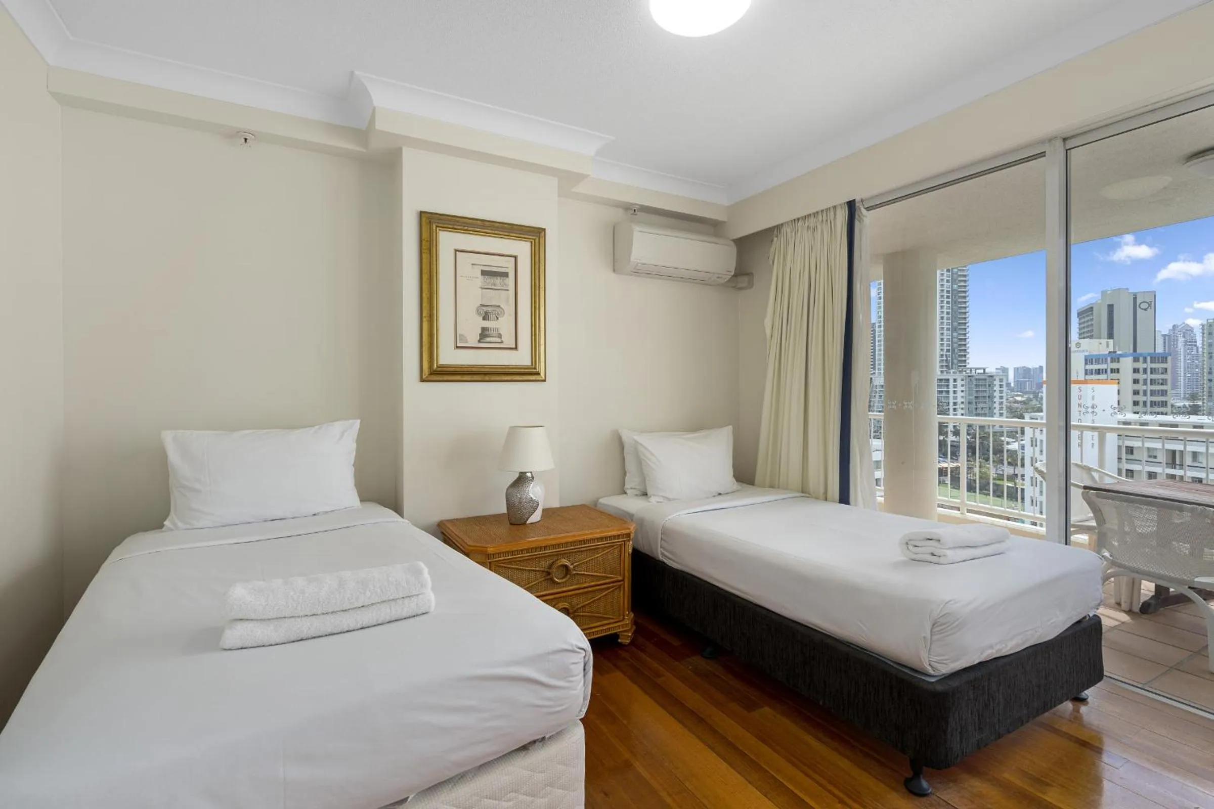 Balcony/Terrace, Bed in Moroccan Resort - HR Surfers Paradise