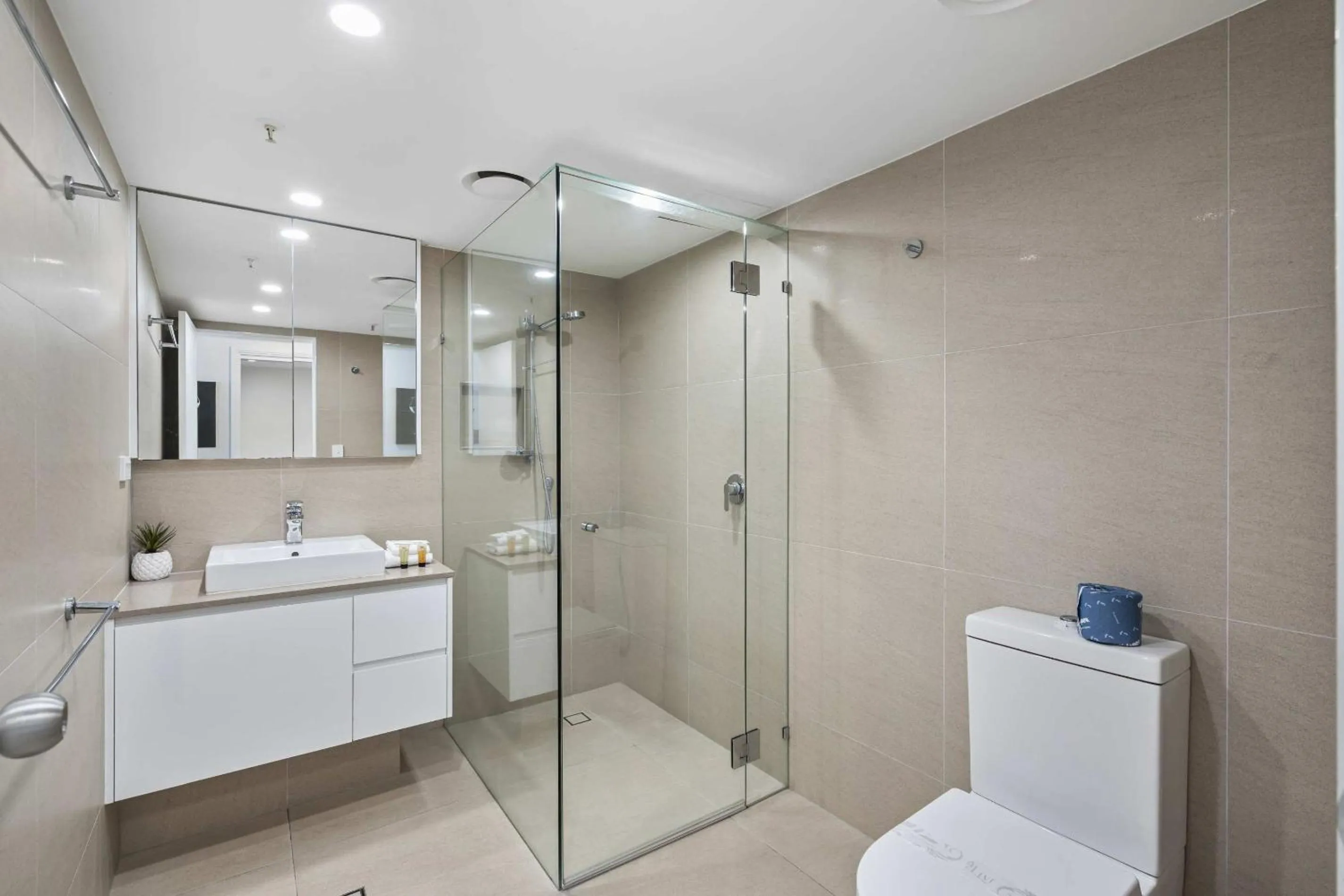 Shower in Moroccan Resort - HR Surfers Paradise