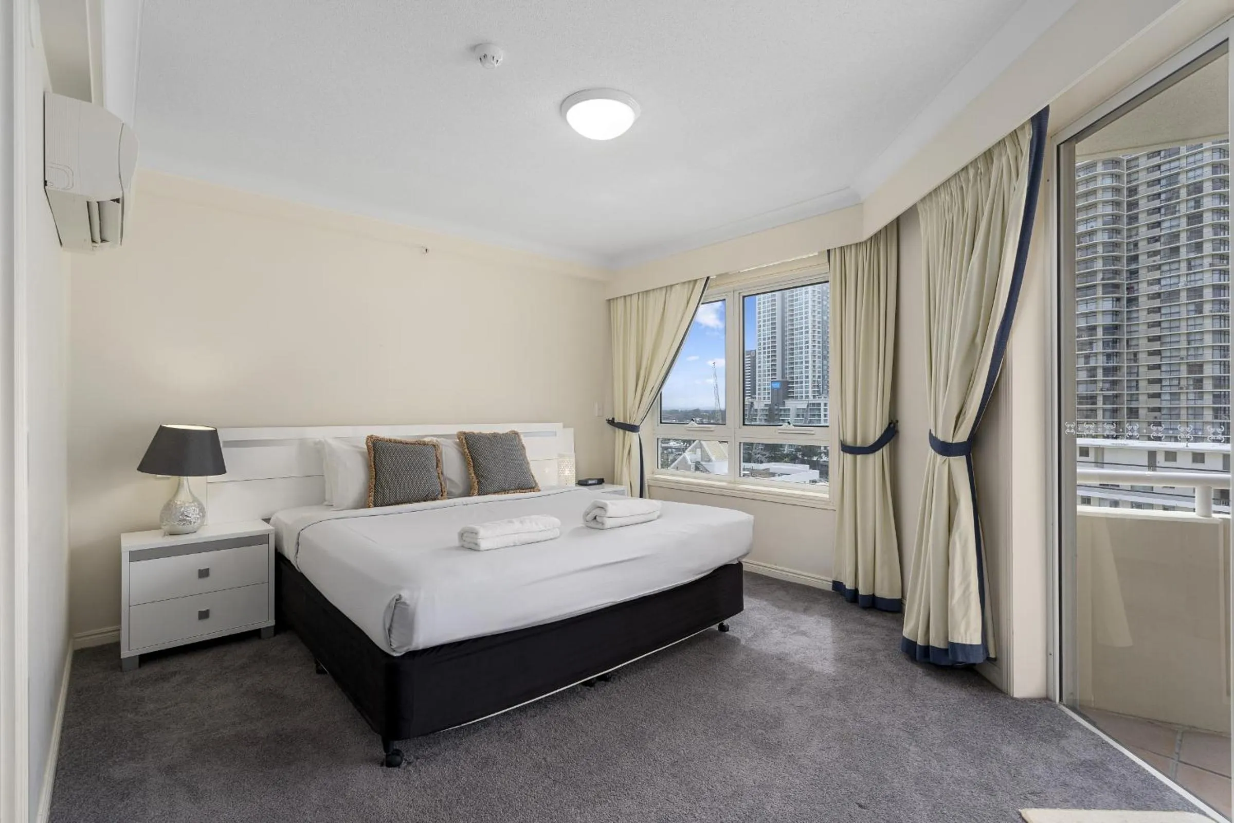 Balcony/Terrace, Bed in Moroccan Resort - HR Surfers Paradise