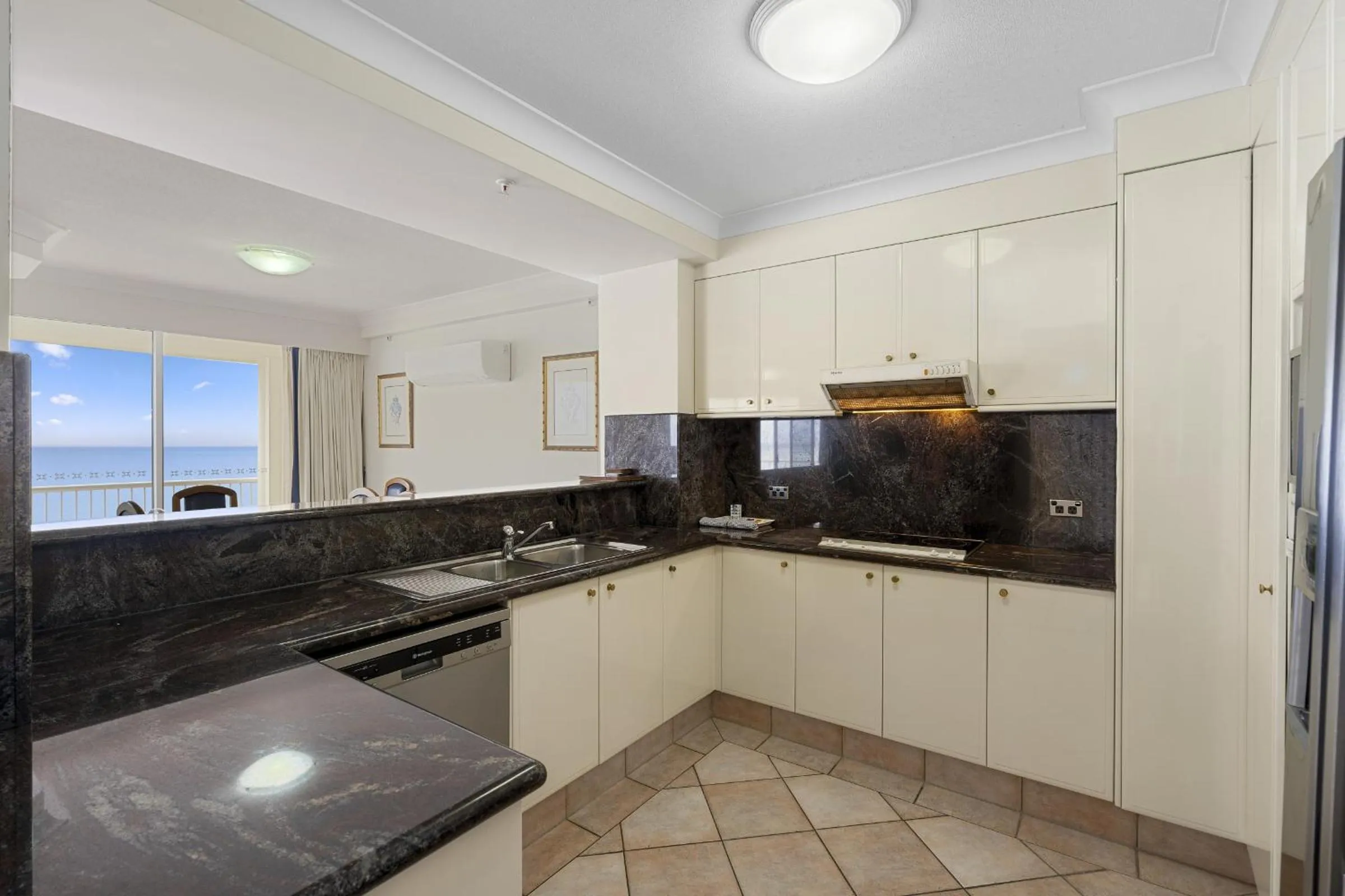 Kitchen or kitchenette in Moroccan Resort - HR Surfers Paradise