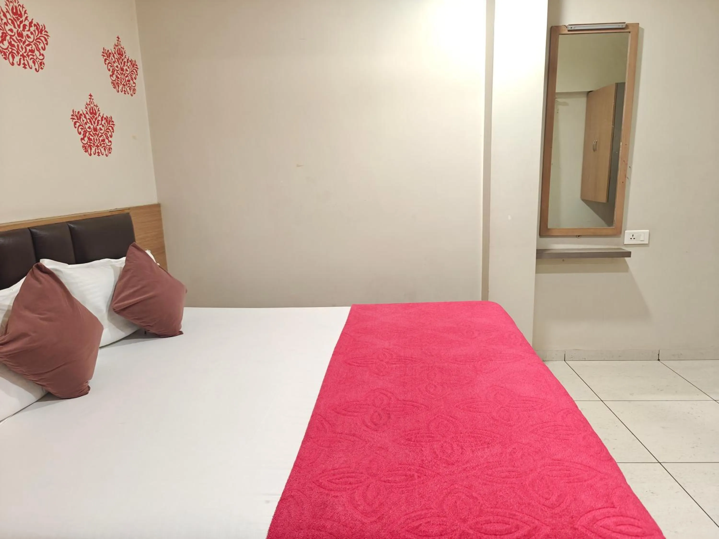 Bed in Central Inn, Kolhapur