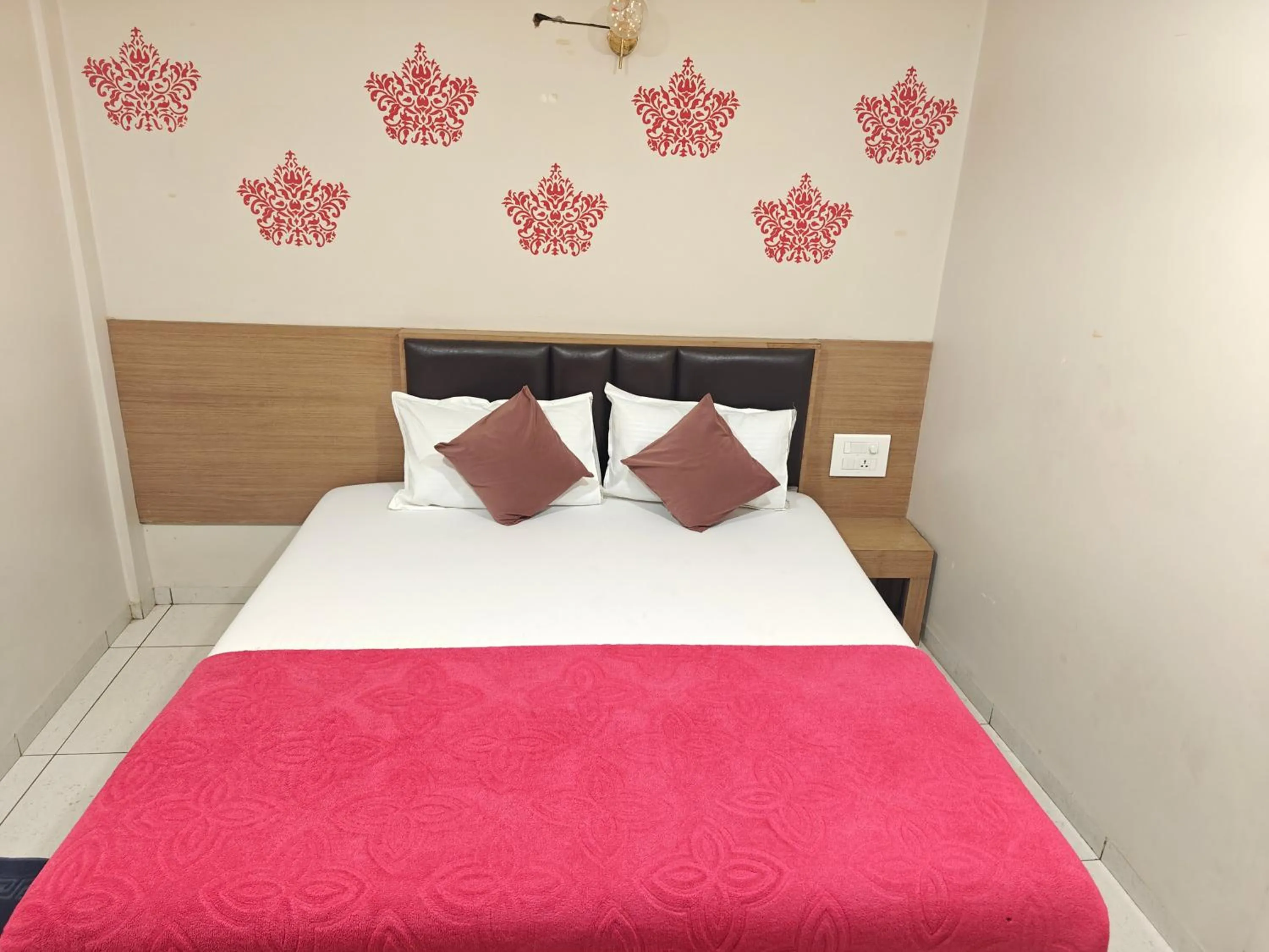 Bed in Central Inn, Kolhapur