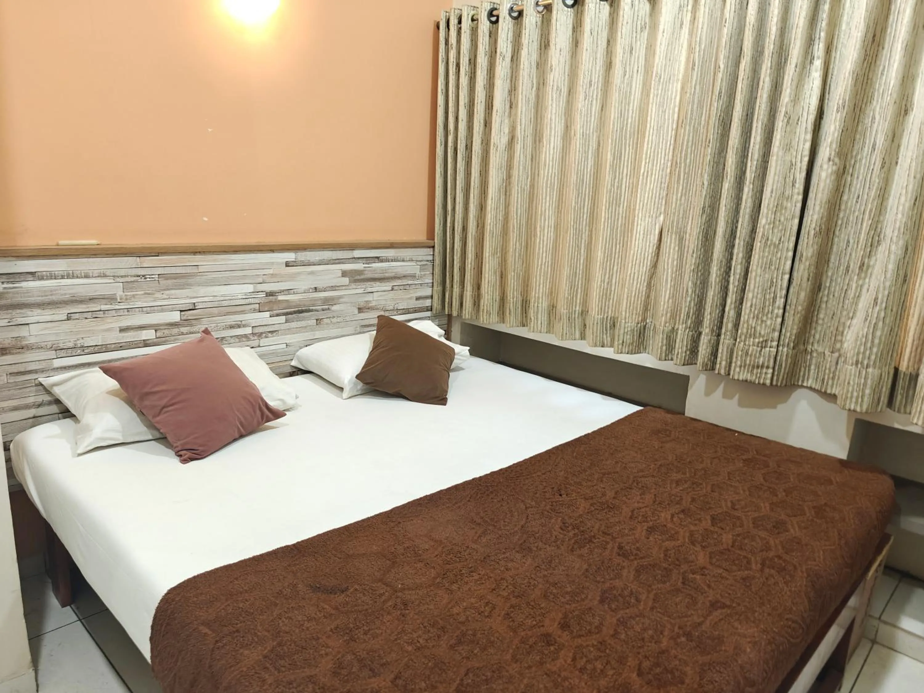 Bed in Central Inn, Kolhapur