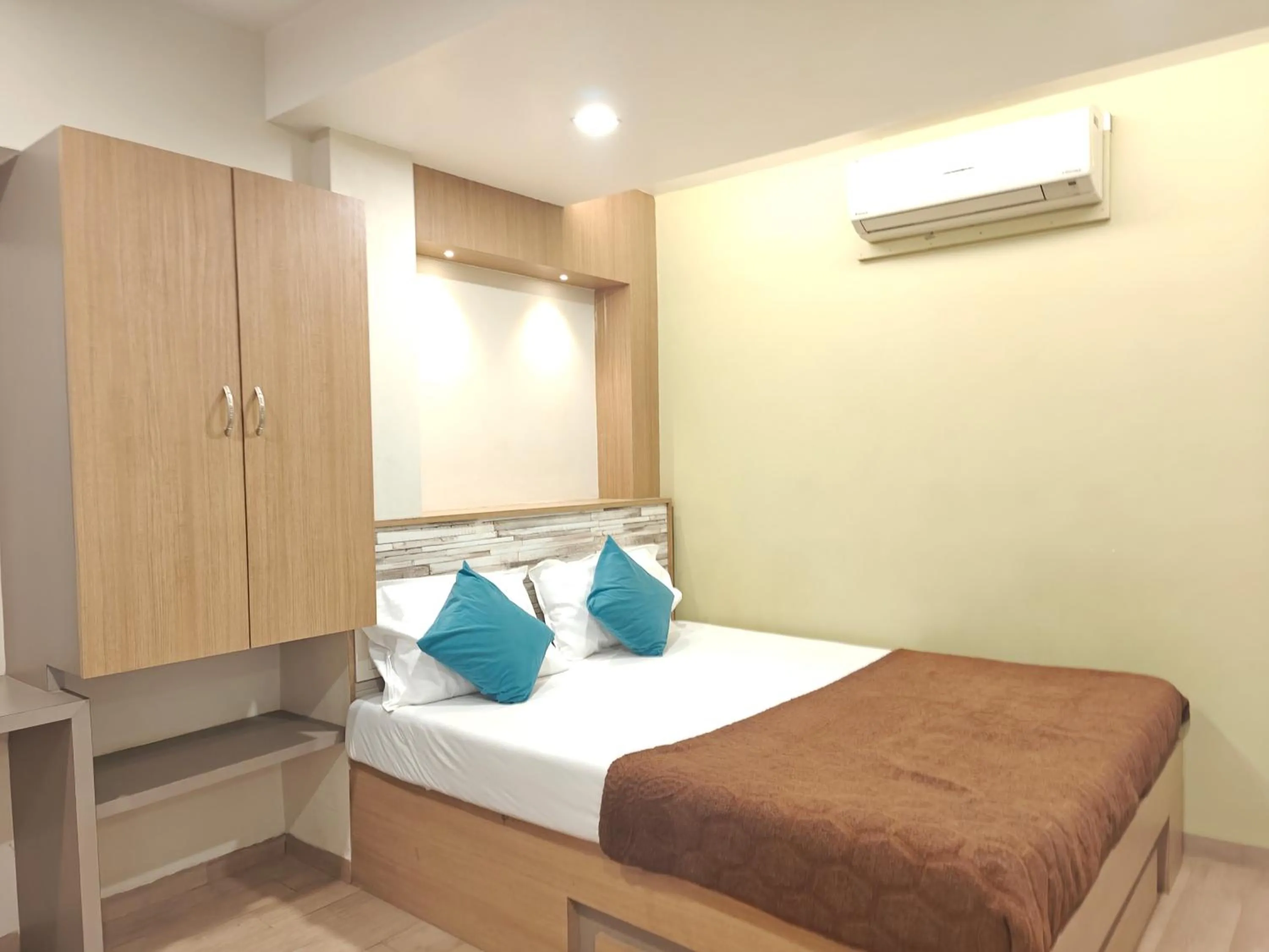 Bed in Central Inn, Kolhapur