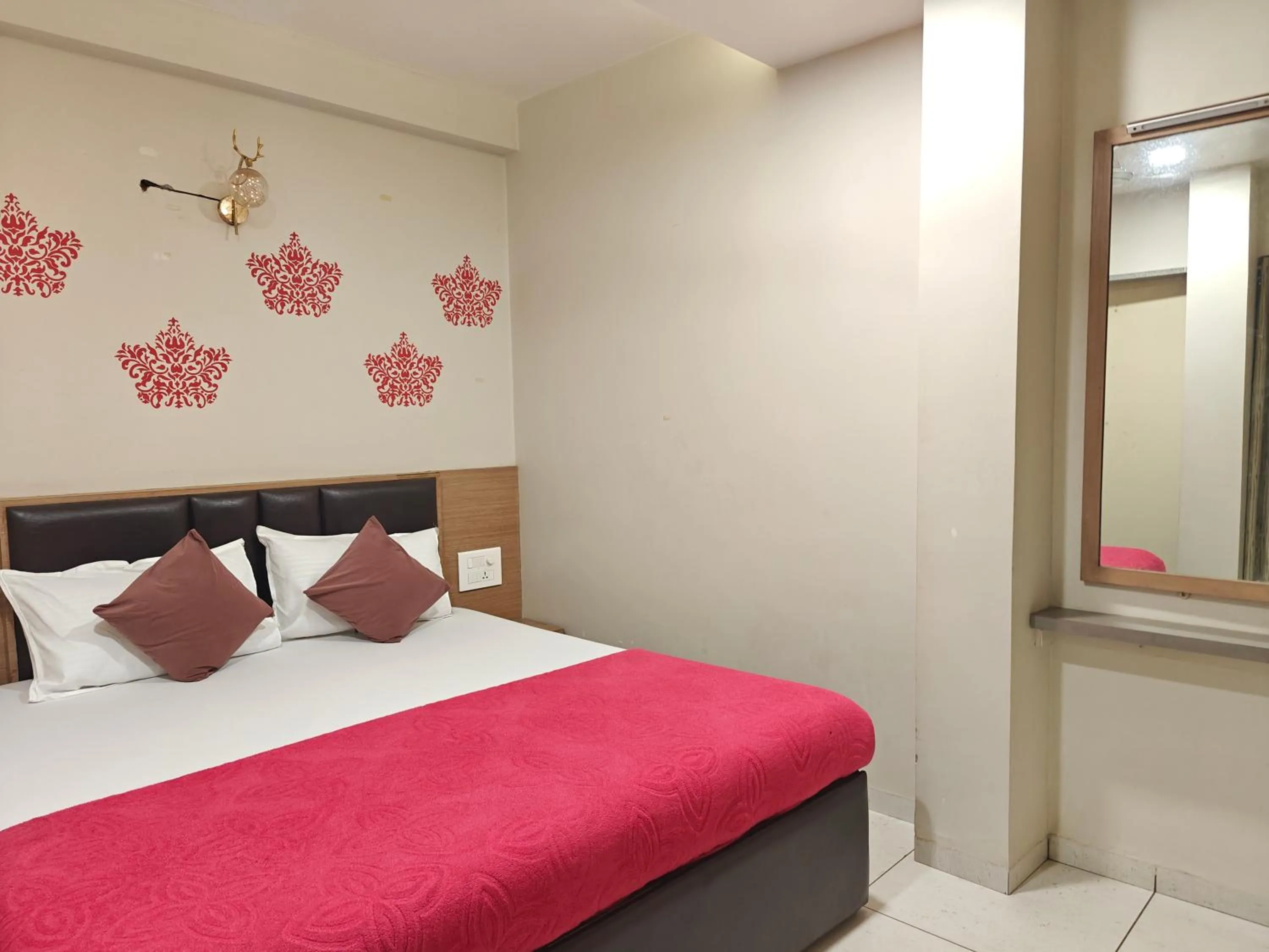 Bed in Central Inn, Kolhapur