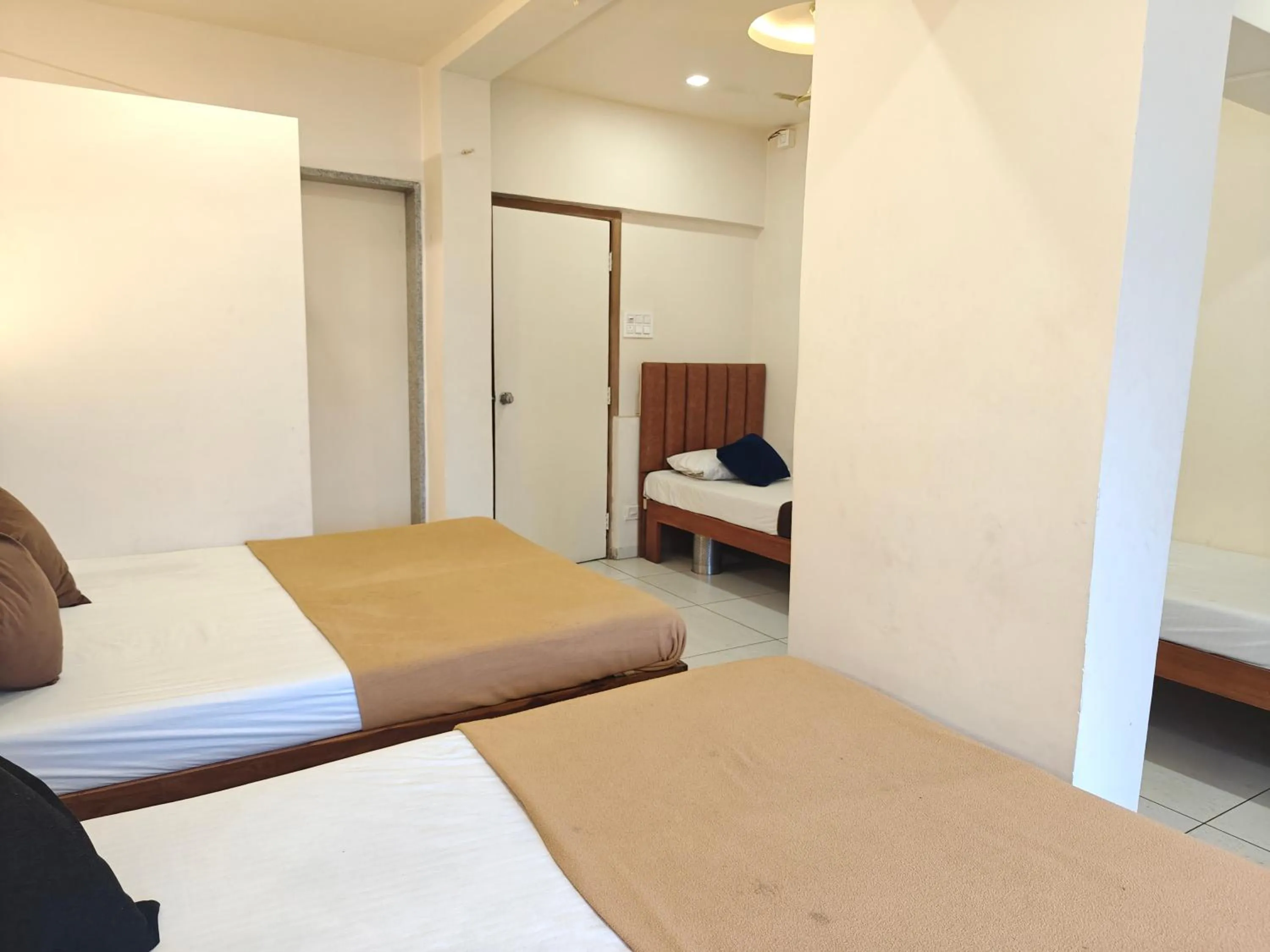 Bed in Central Inn, Kolhapur
