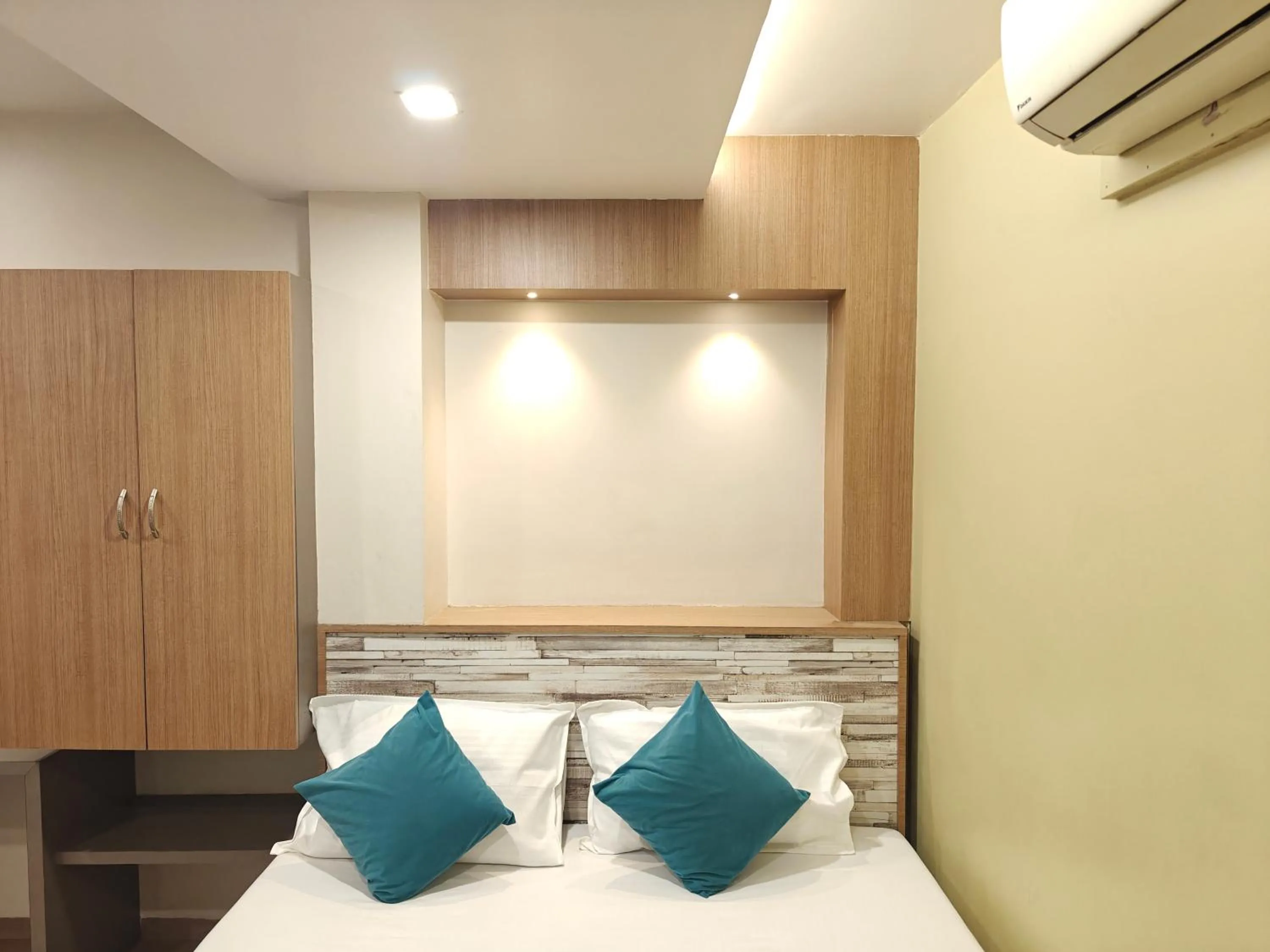 Photo of the whole room, Bed in Central Inn, Kolhapur