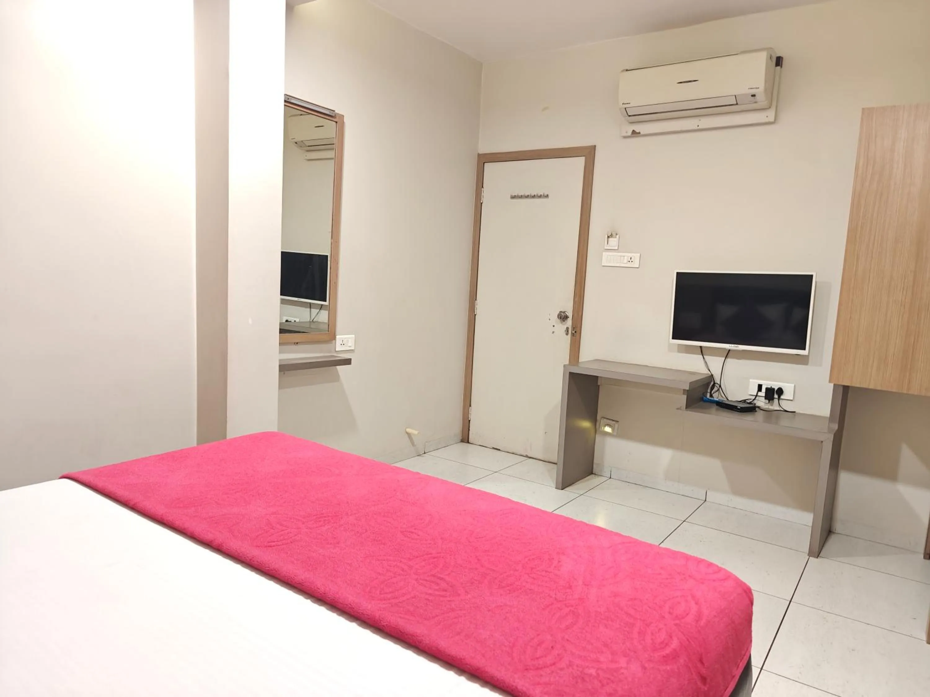Bed in Central Inn, Kolhapur