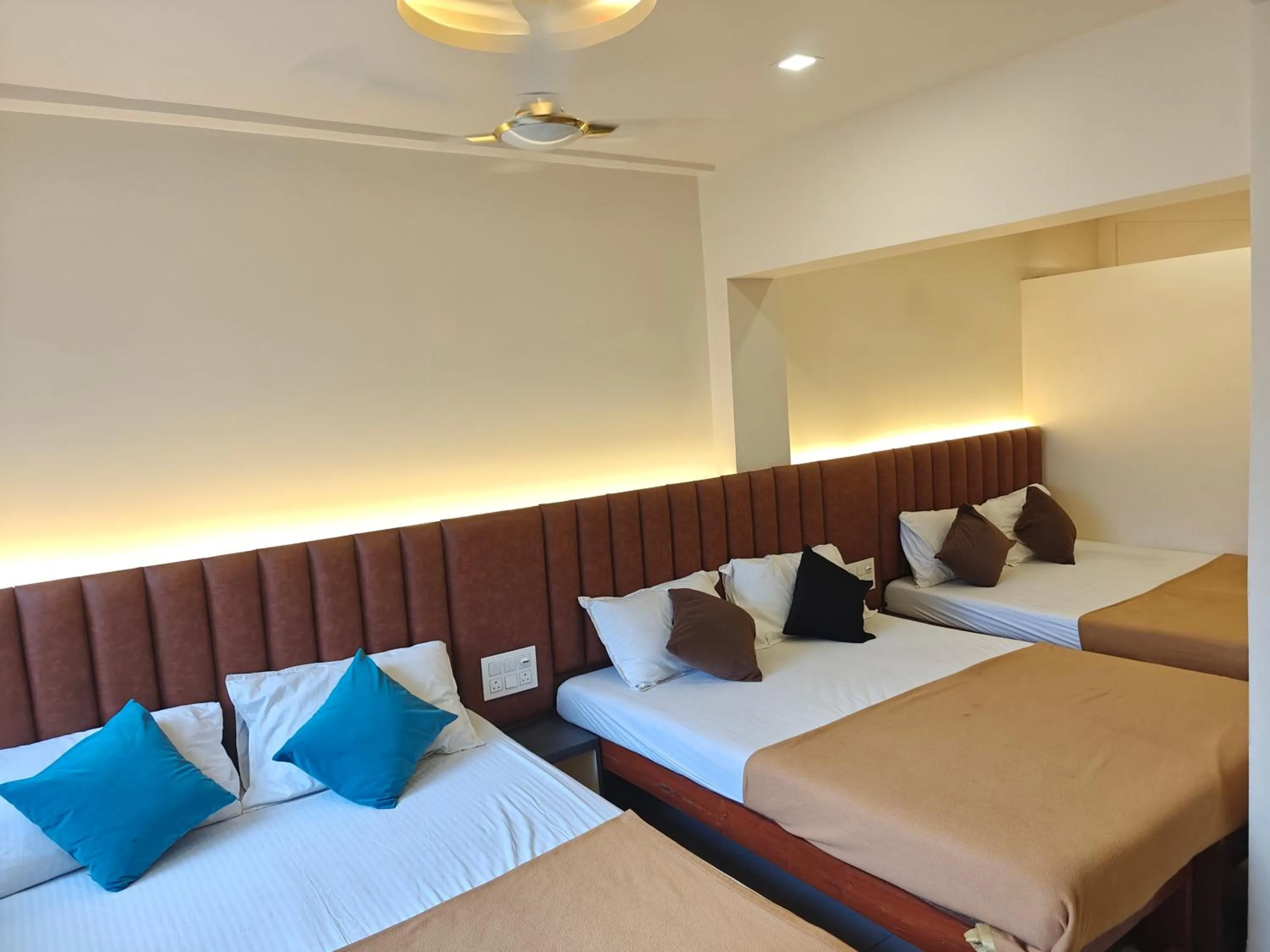 Photo of the whole room, Bed in Central Inn, Kolhapur