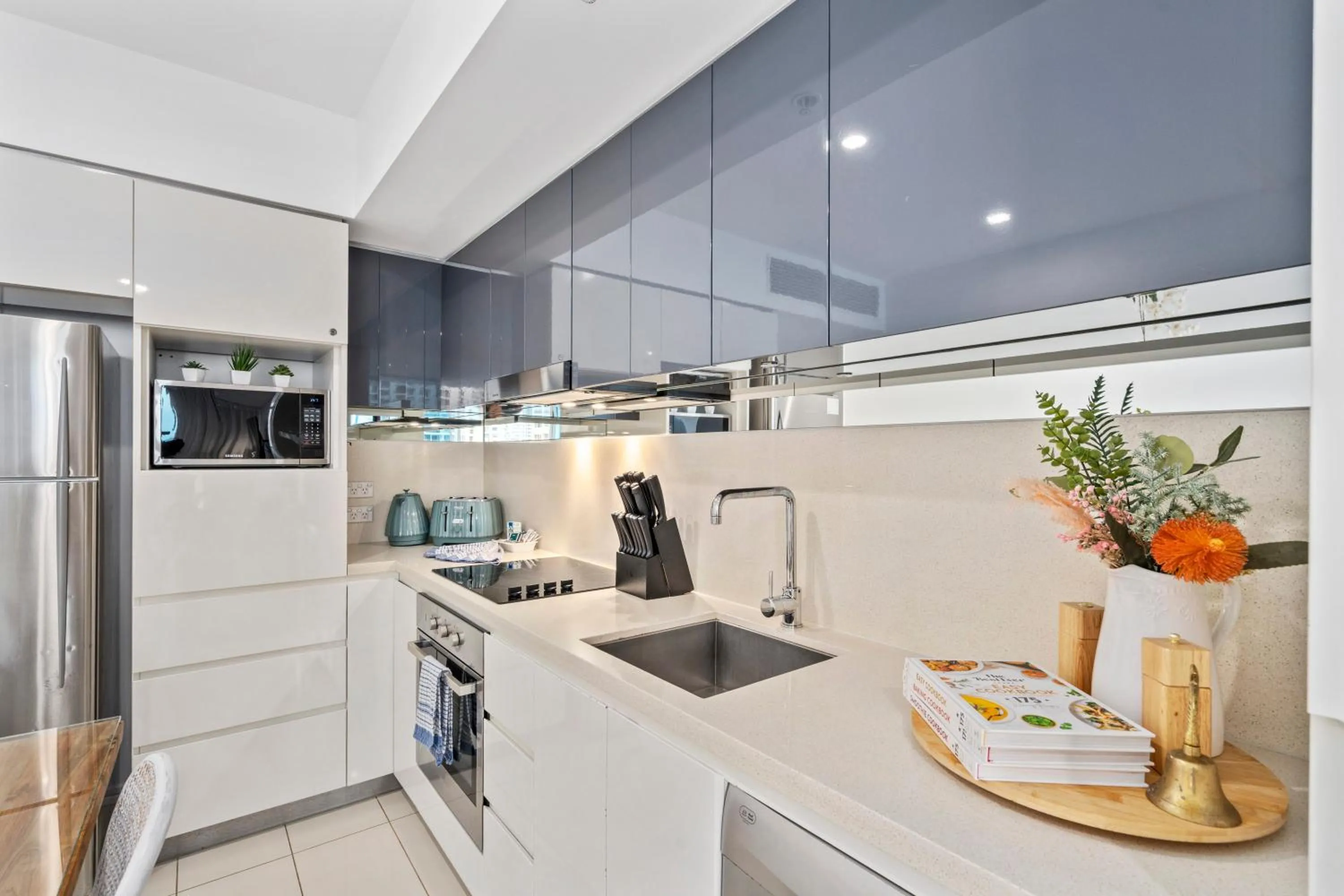 Kitchen or kitchenette in Orchid Residences - HR Surfers Paradise